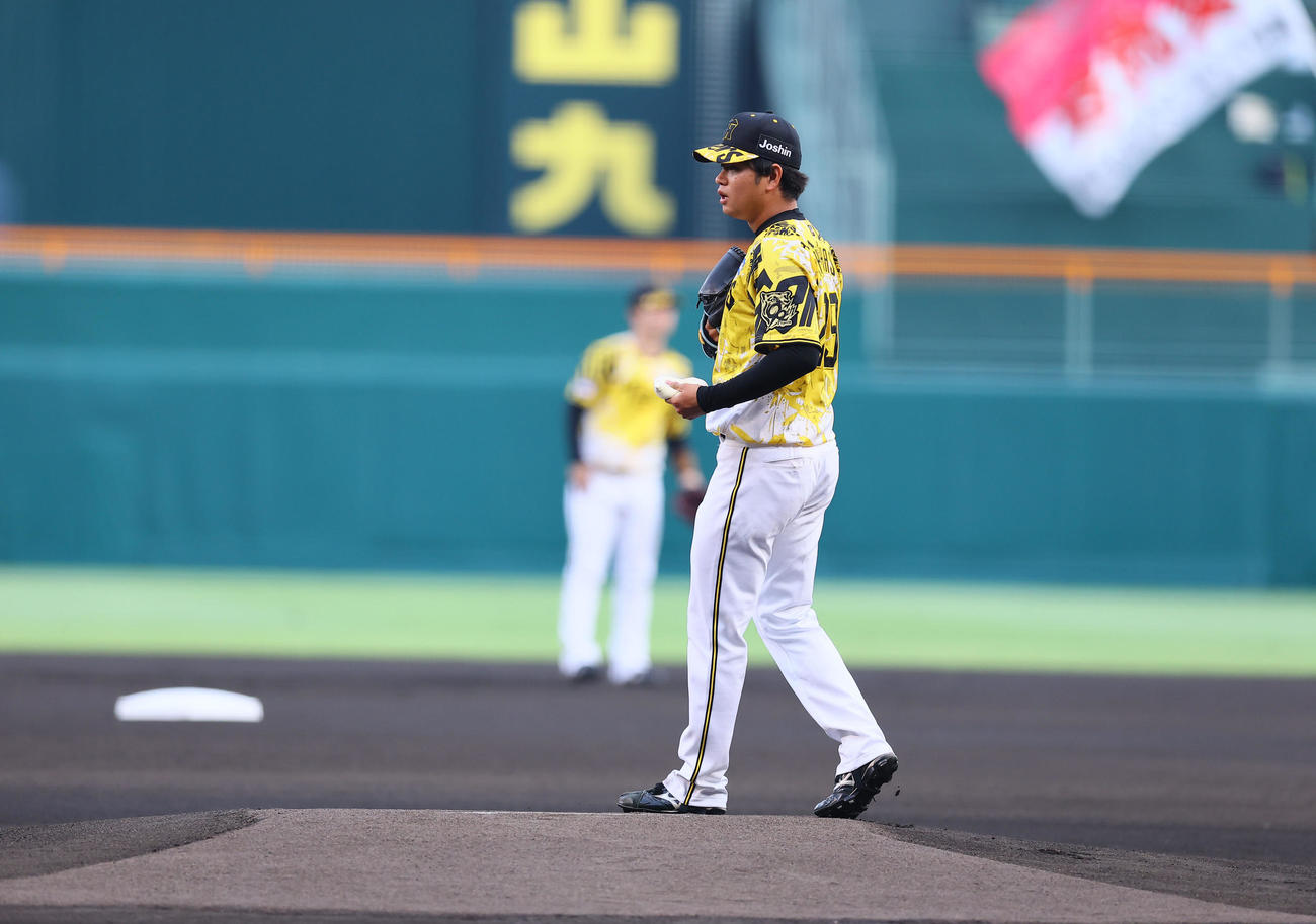 阪神対中日　マウンドに上がる阪神先発の高橋（撮影・藤尾明華）