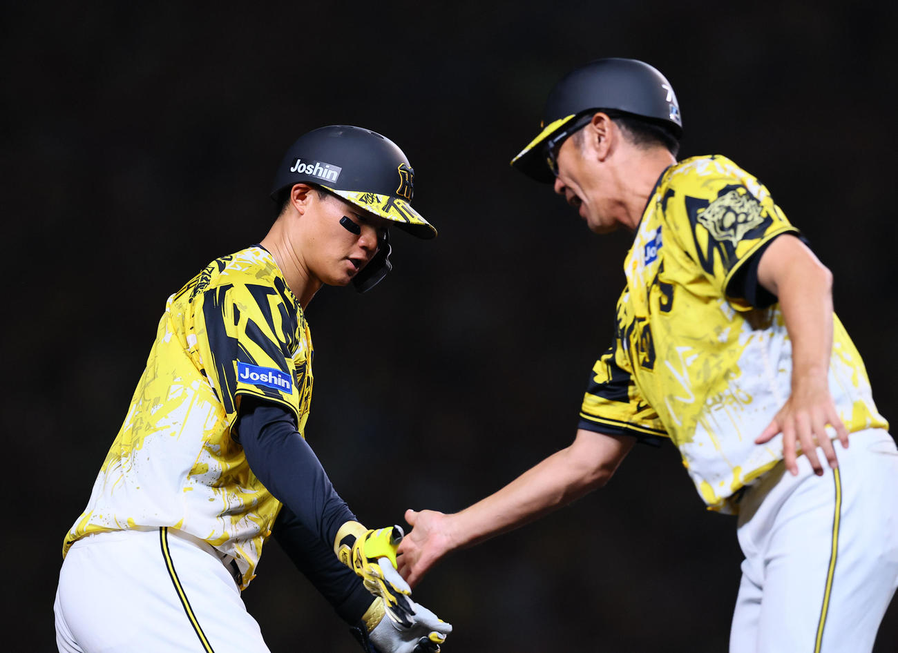阪神対中日　7回裏阪神2死、森下は左越えに同点本塁打を放ち三塁を回る（撮影・藤尾明華）