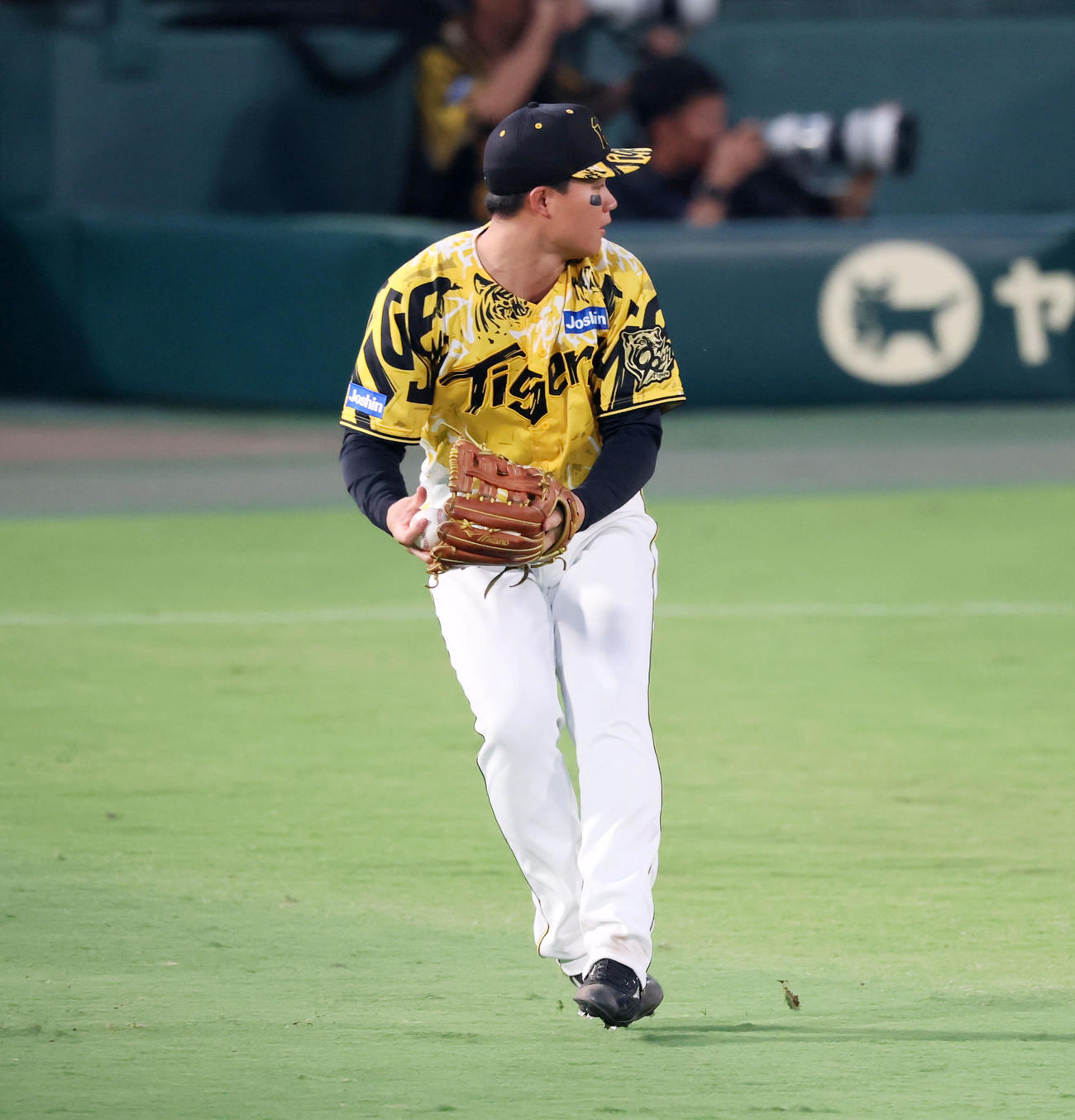 阪神対中日　4回表中日1死満塁、森下は山本の右前適時打をファンブルし失策（撮影・加藤哉）