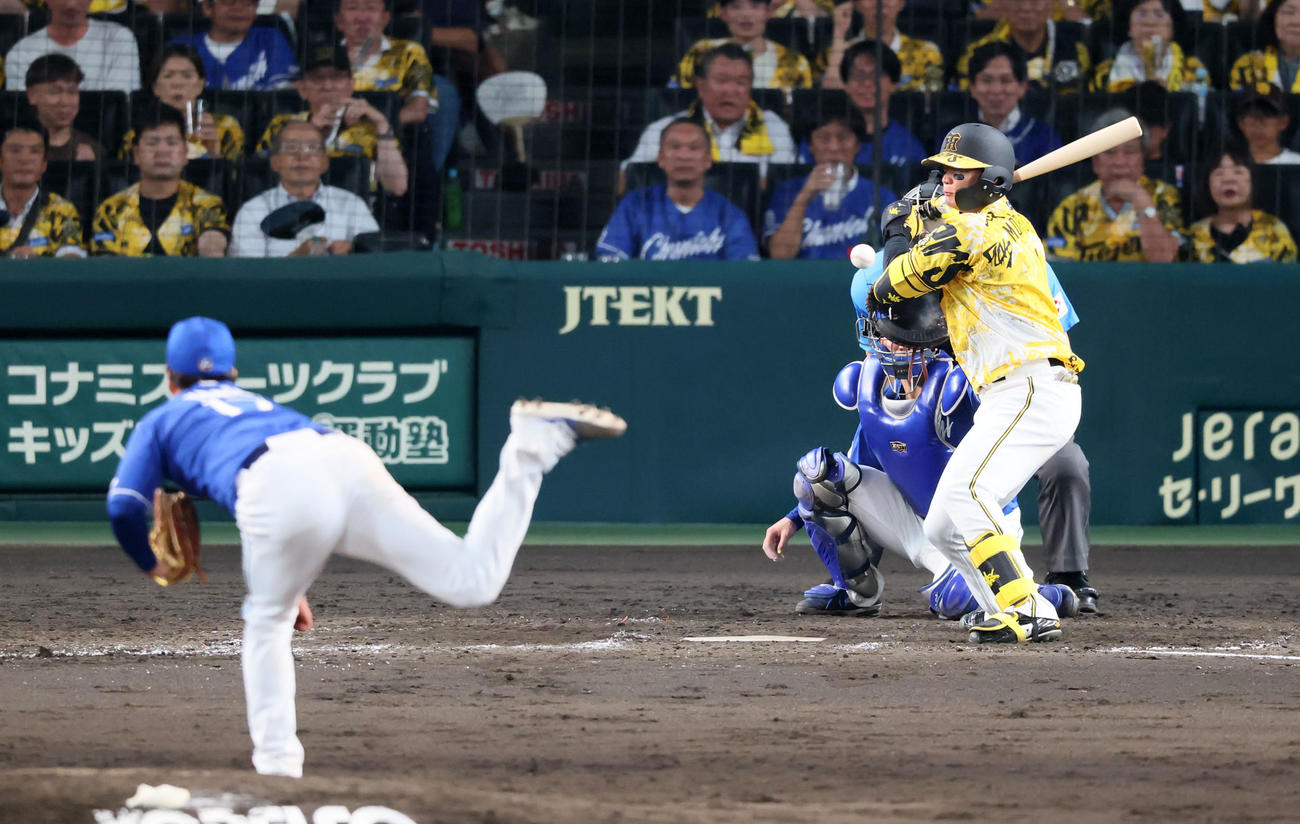 阪神対中日　5回裏阪神1死一塁、死球を受ける森下。投手柳（撮影・加藤哉）