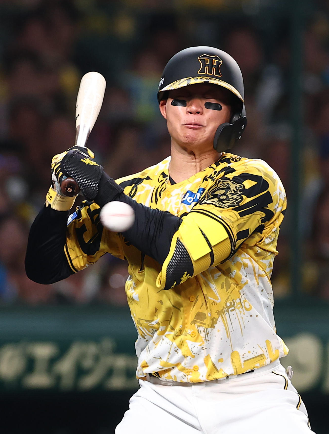 阪神対中日　5回裏阪神1死一塁、左腕に死球を受ける森下（撮影・上田博志）