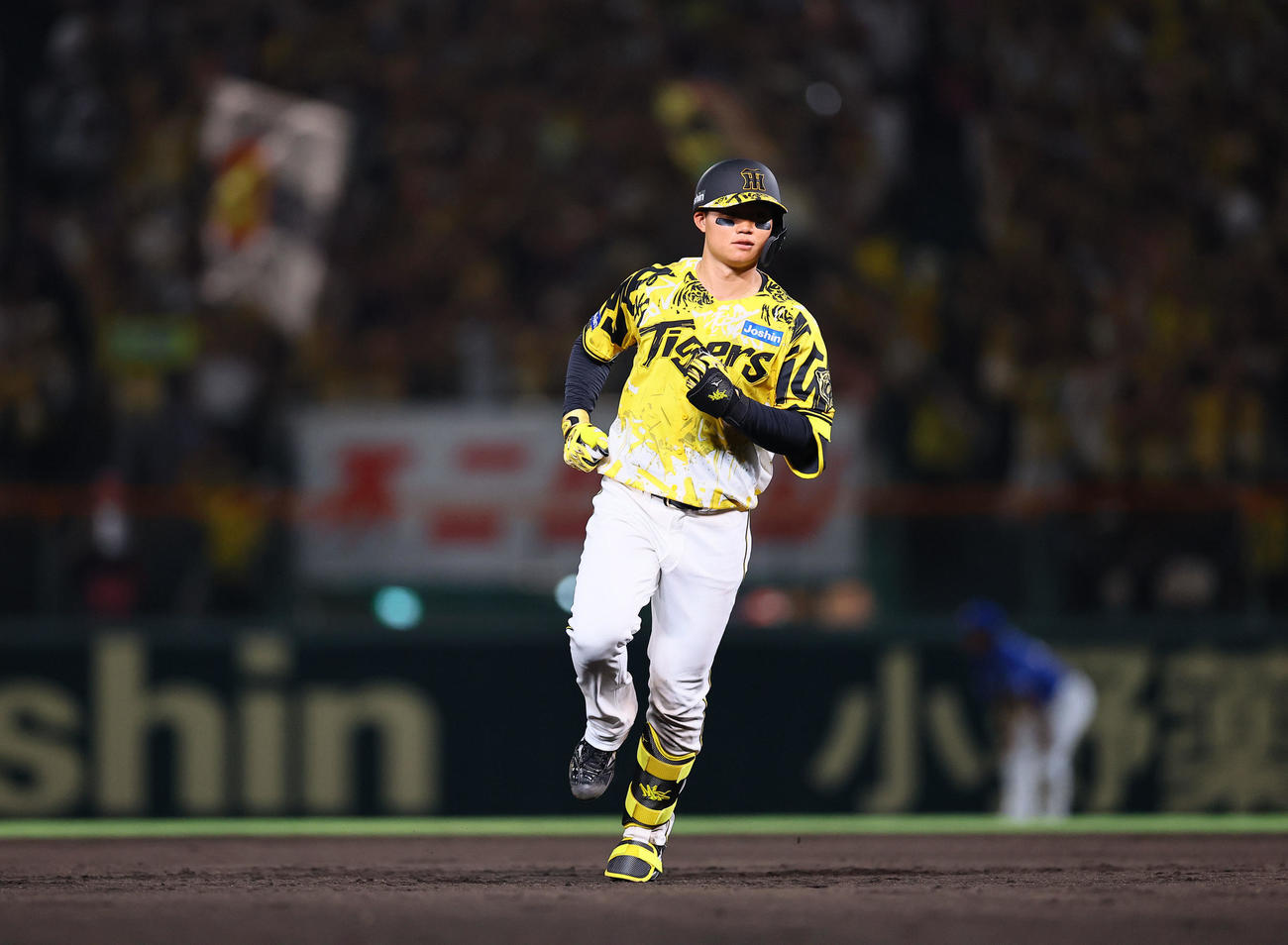 阪神対中日　7回裏阪神2死、森下は左越えに同点本塁打を放ちベースを回る（撮影・藤尾明華）
