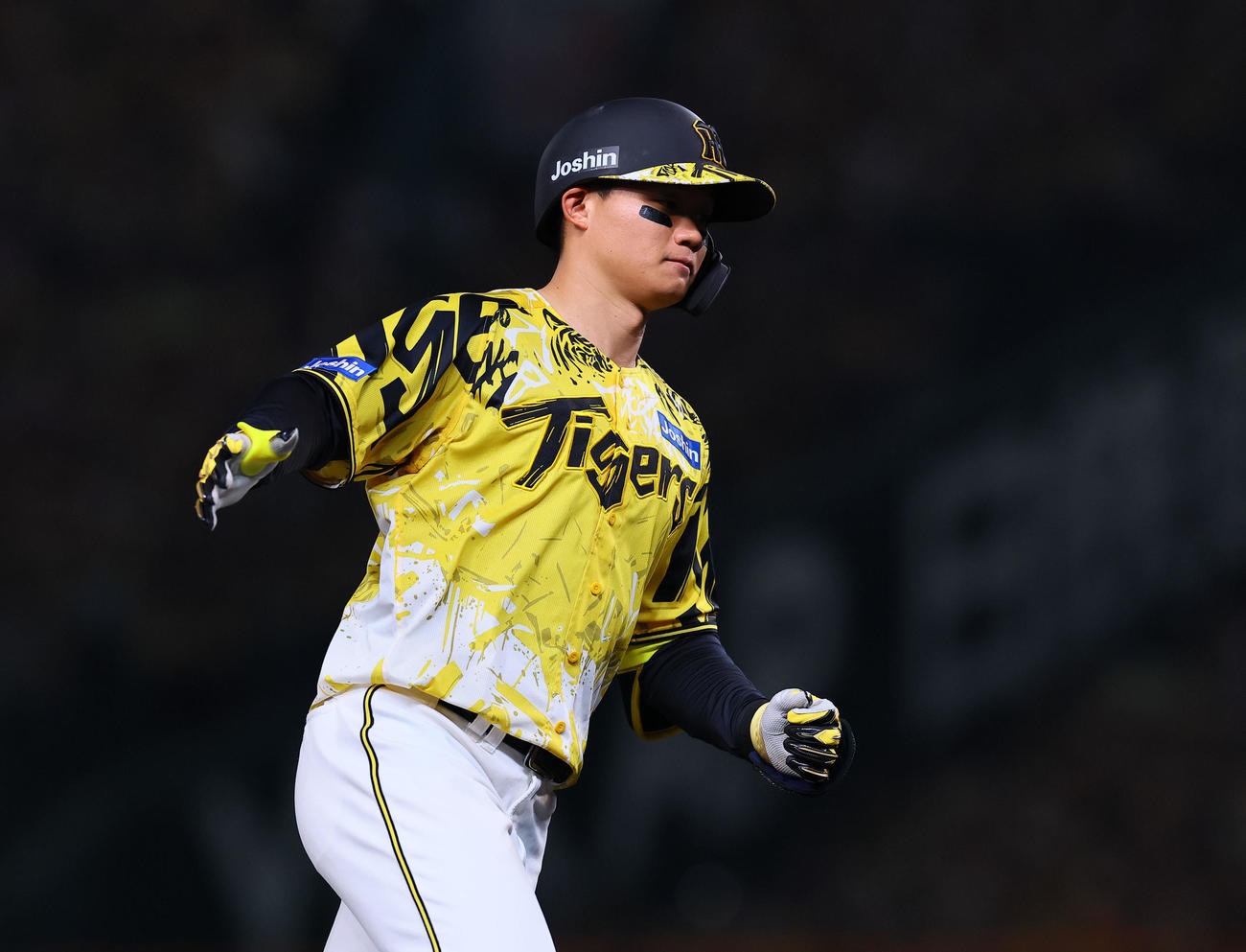 阪神対中日　7回裏阪神2死、森下は左越えに同点本塁打を放ち三塁を回る（撮影・藤尾明華）