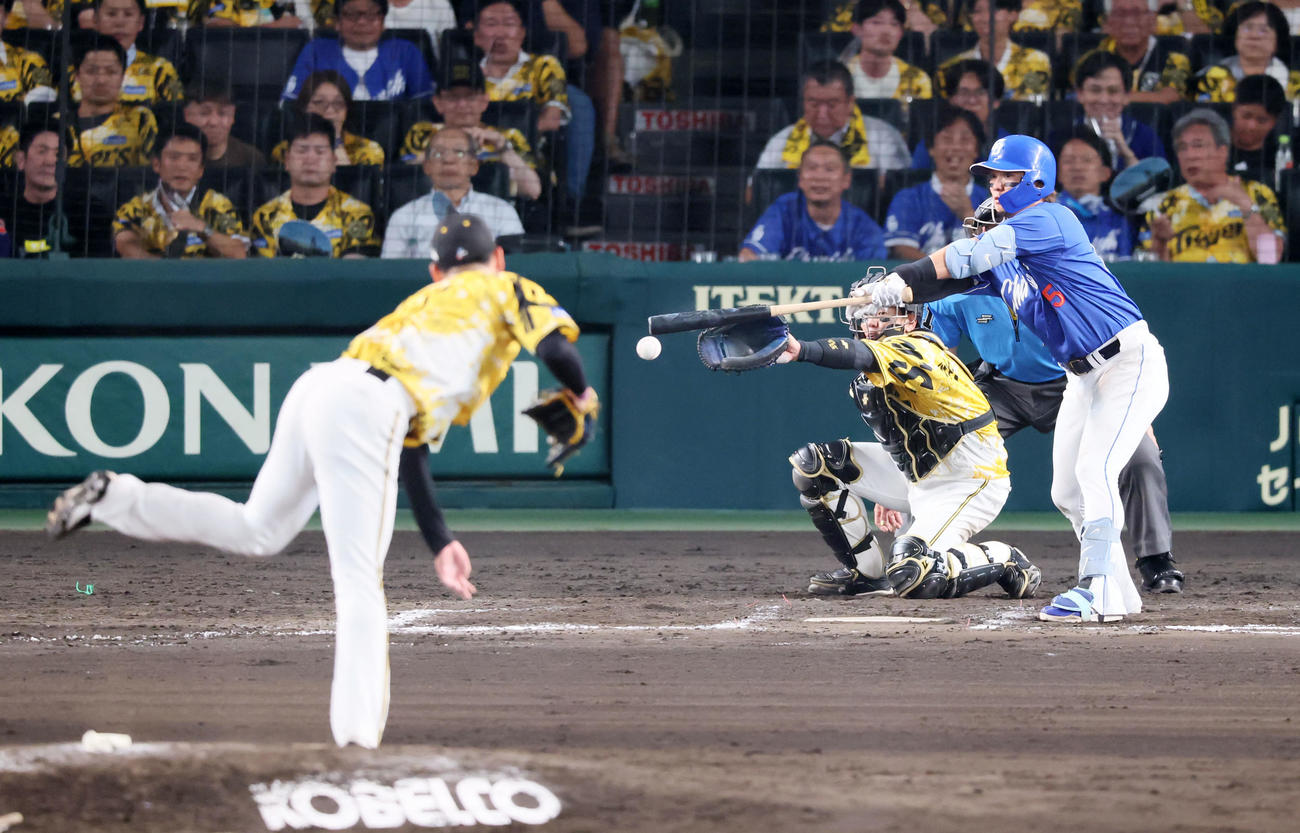 阪神対中日　9回表中日無死一塁、佐藤は中前打を放つ。投手及川（撮影・加藤哉）