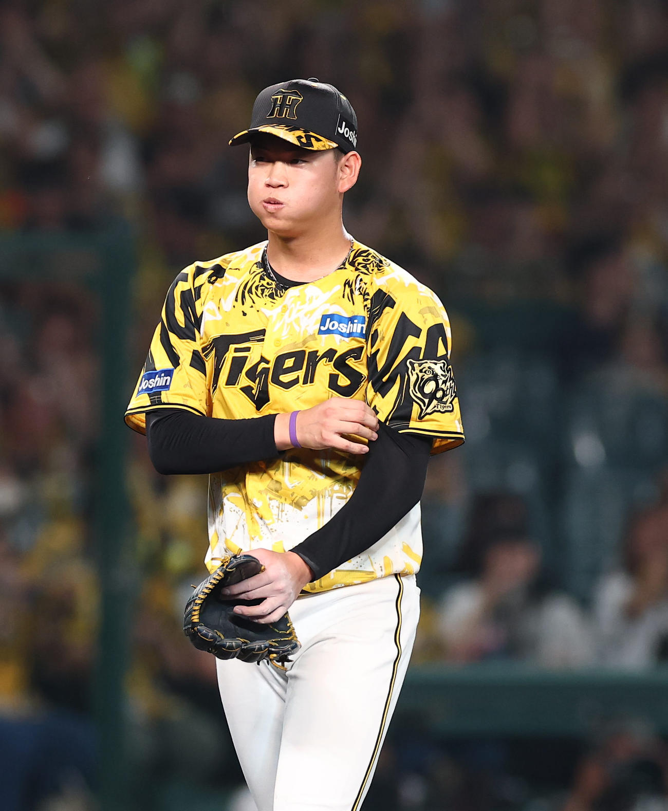 阪神対中日　9回表中日1死一、二塁、石伊を併殺打に打ち取りベンチに戻る及川（撮影・上田博志）