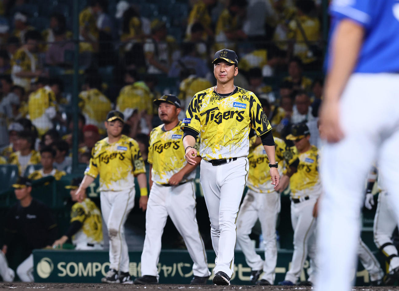 阪神対中日　延長で中日に敗れ、整列に向かう阪神藤川監督（撮影・藤尾明華）