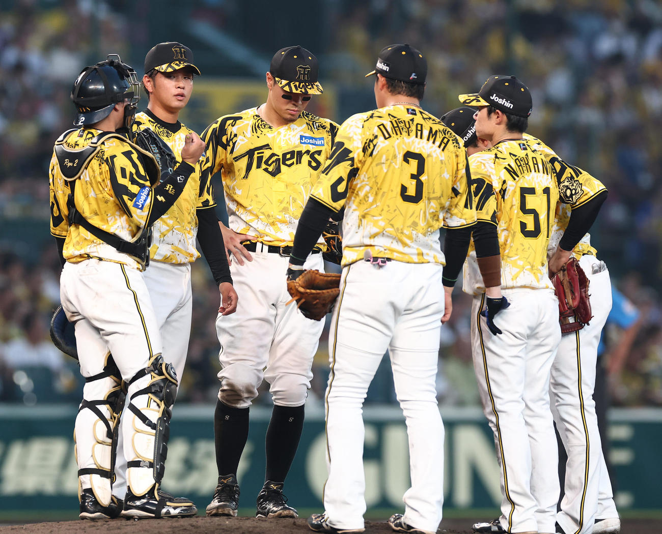 阪神対中日　4回、阪神先発の高橋（左から2人目）はマウンドに集まったナインに声を掛けられる（撮影・上田博志）