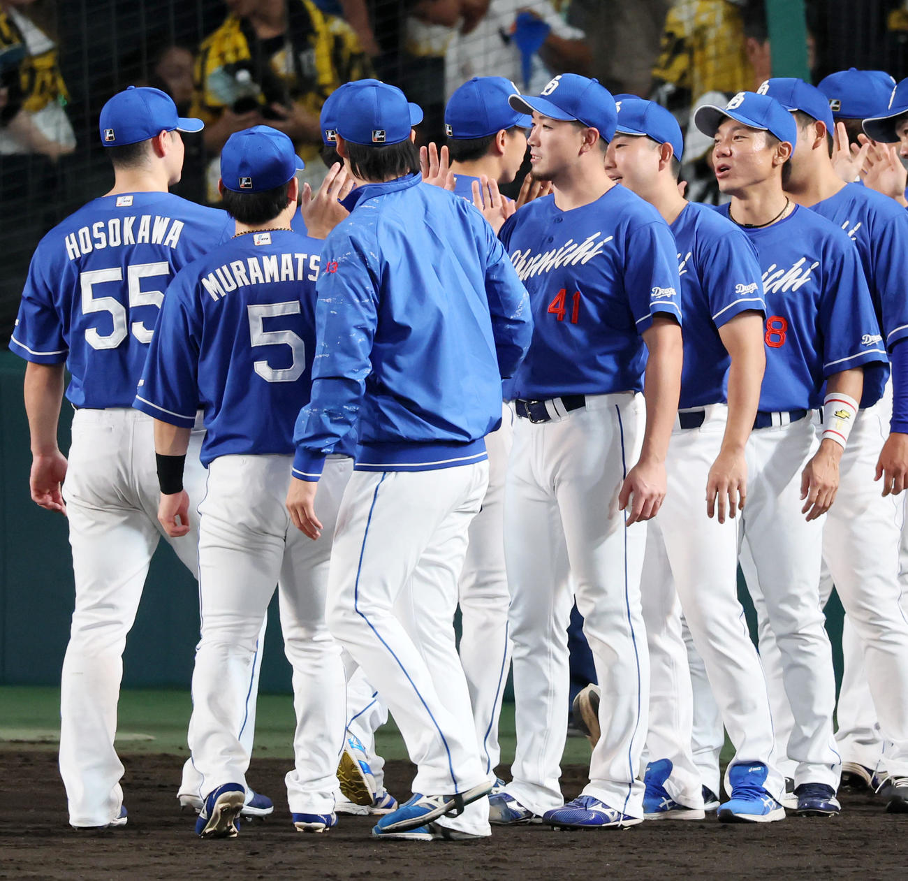 阪神対中日　阪神に勝利しウイニングボールを手にナインとタッチする勝野（撮影・加藤哉）