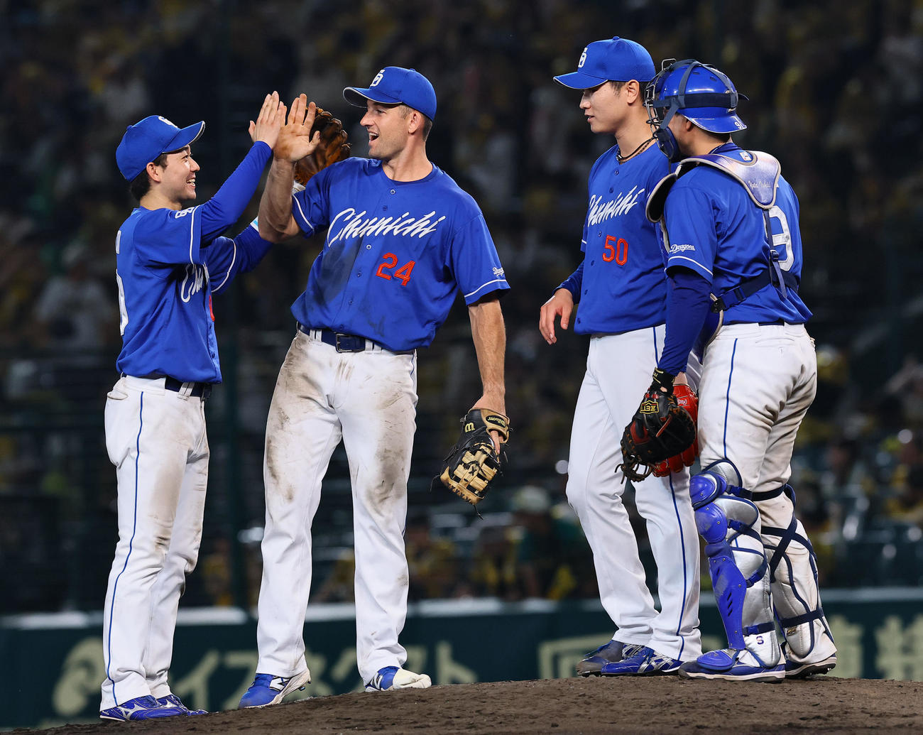 阪神対中日　阪神に勝利し、タッチを交わすボスラーら中日ナイン（撮影・藤尾明華）