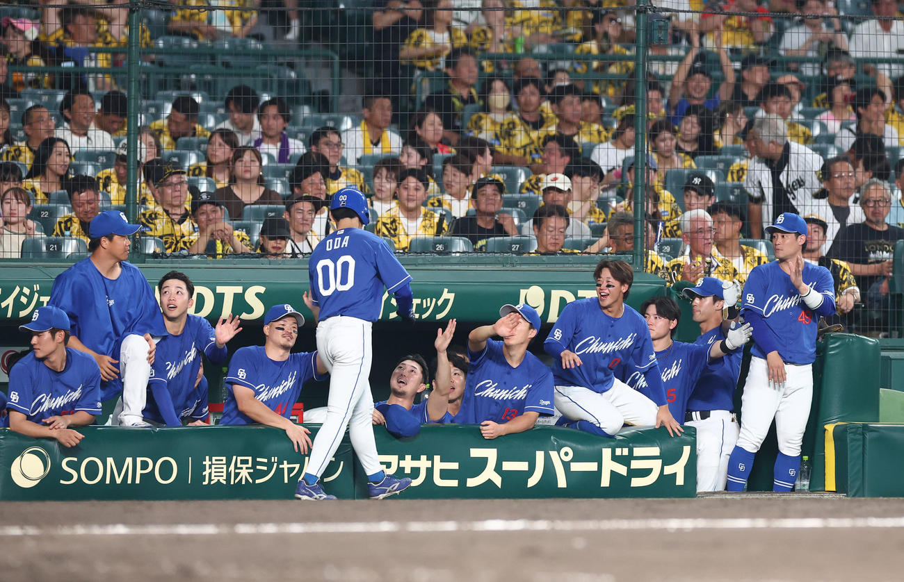 阪神対中日　11回表中日1死二塁、ボスラーの勝ち越し二塁打で生還した尾田をハイタッチで出迎える中日ナイン（撮影・上田博志）