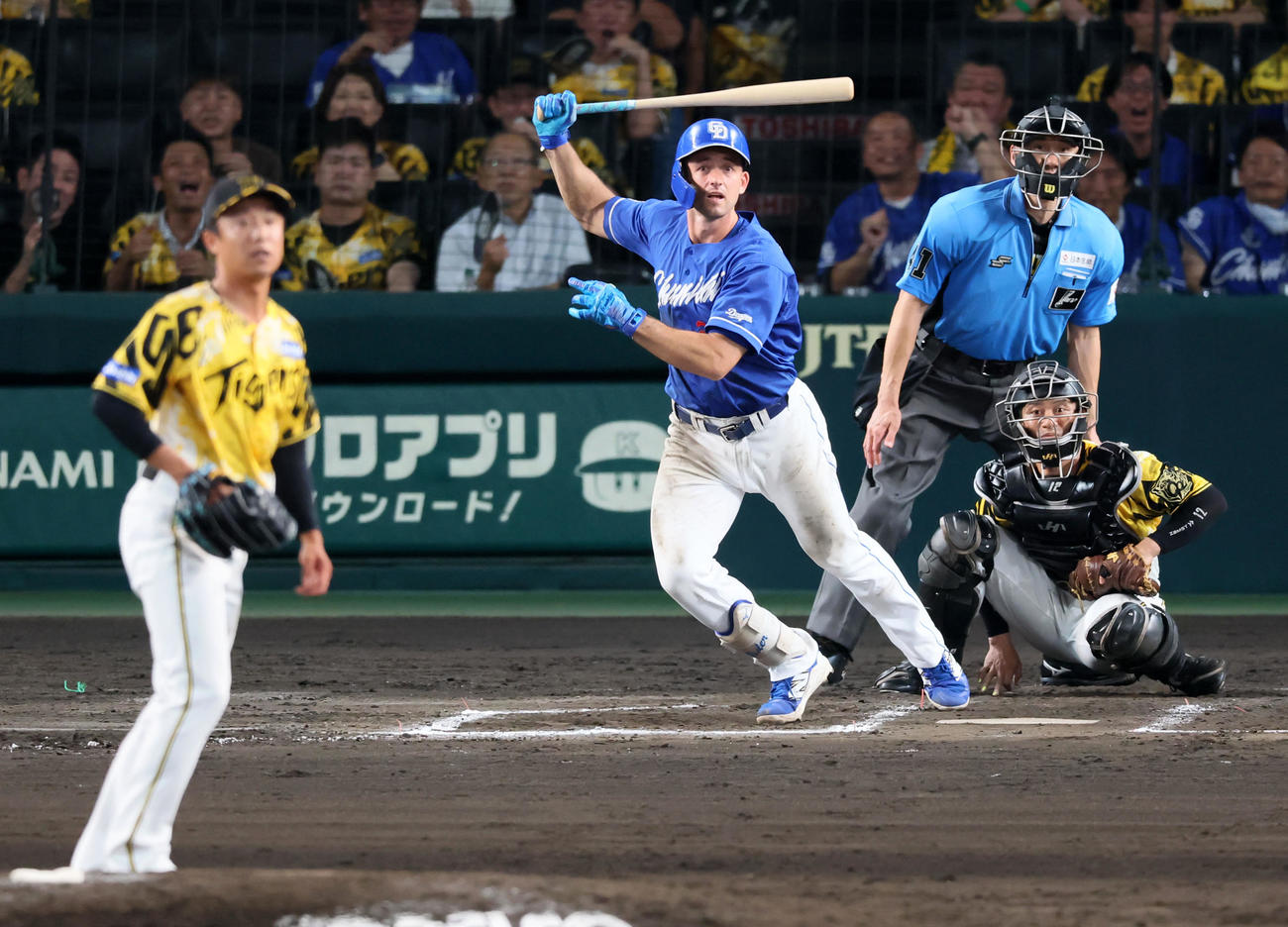 阪神対中日　11回表中日1死二塁、ボスラーは中越え勝ち越し適時二塁打を放つ。投手島本（撮影・加藤哉）