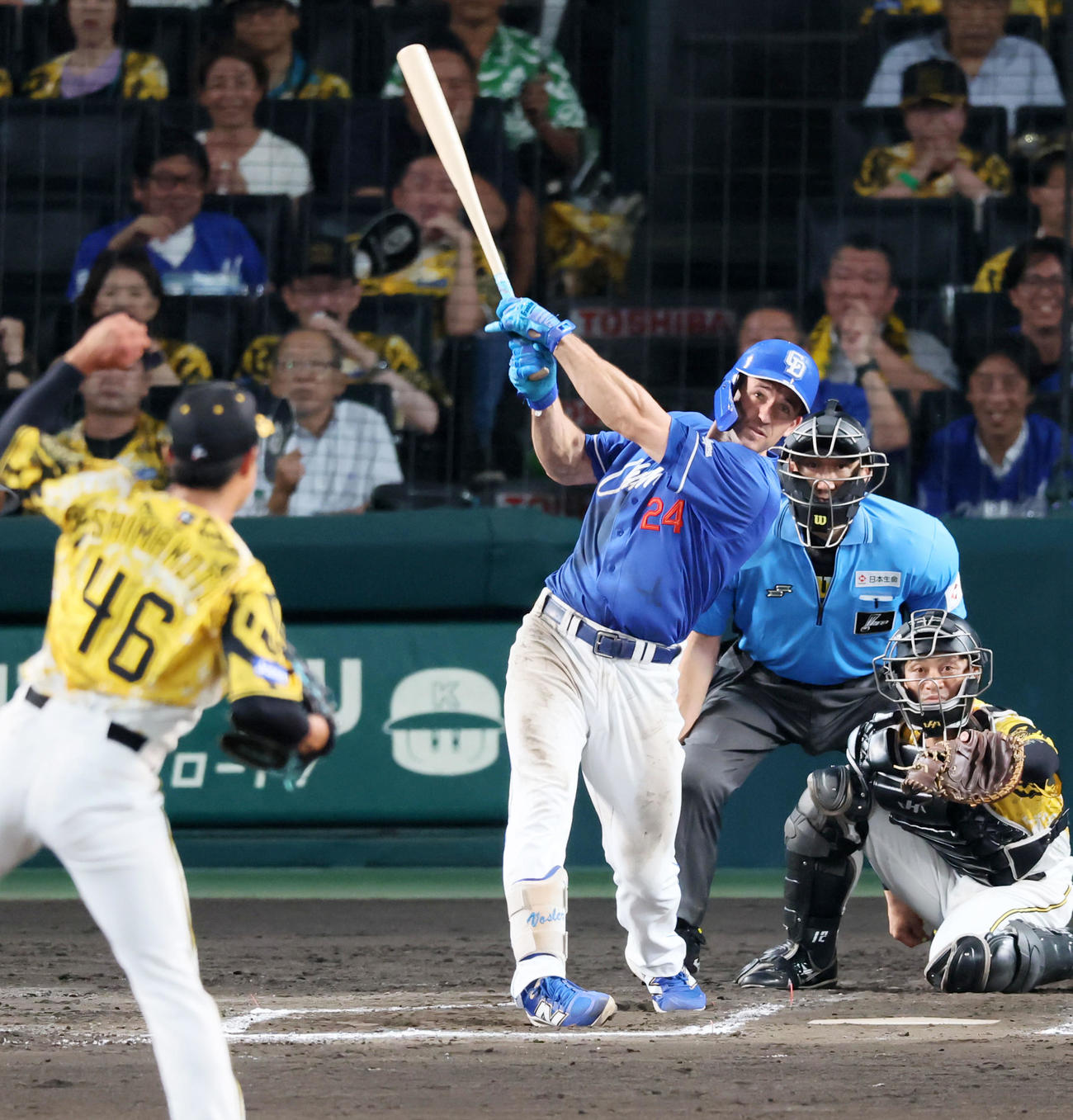 阪神対中日　11回表中日1死二塁、ボスラーは中越え勝ち越し適時二塁打を放つ。投手島本（撮影・加藤哉）