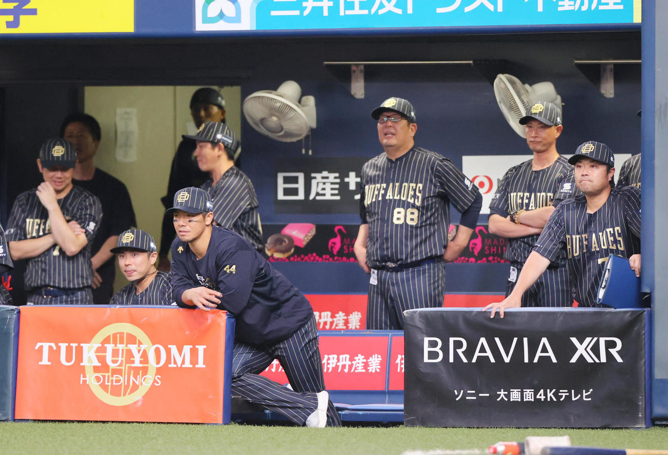 オリックス対楽天　10回裏オリックス2死満塁、広岡大志は空振り三振に倒れゲームセット落胆するオリックスベンチ（撮影・上山淳一）