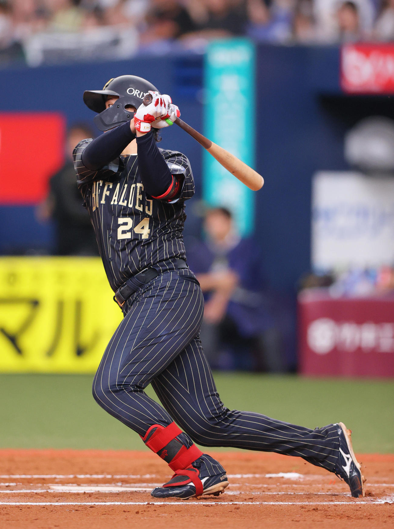 オリックス対楽天　10回裏オリックス1死二塁、紅林は中前打を放つ（撮影・上山淳一）