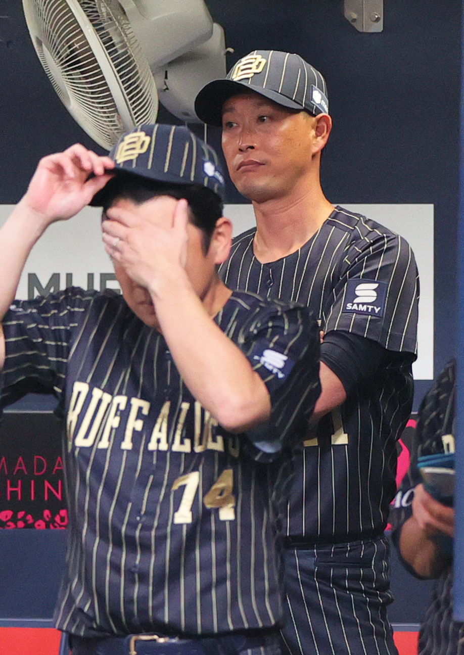 オリックス対楽天　10回表楽天2死一、三塁、小深田に右前適時打を浴びグラウンドを見つめる岸田監督（撮影・上山淳一）