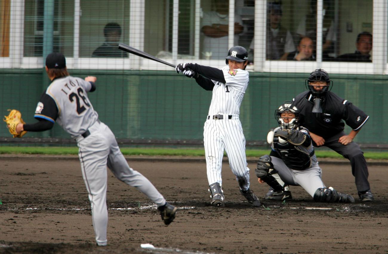 2005年阪神春季キャンプ・練習試合　阪神対日本ハム　7回裏2死二塁、鳥谷敬は糸井嘉男から、右越え2点本塁打を放つ（2005年2月11日撮影）