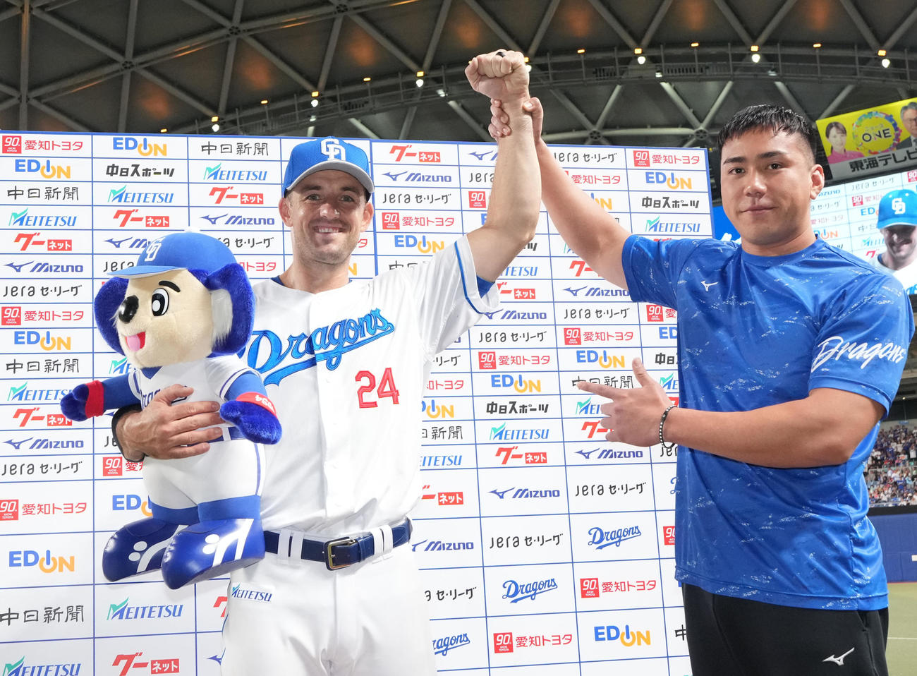 ヒーローインタビューを終え児玉健通訳（右）とポーズを決めるジェイソン・ボスラー（2025年7月13日撮影）