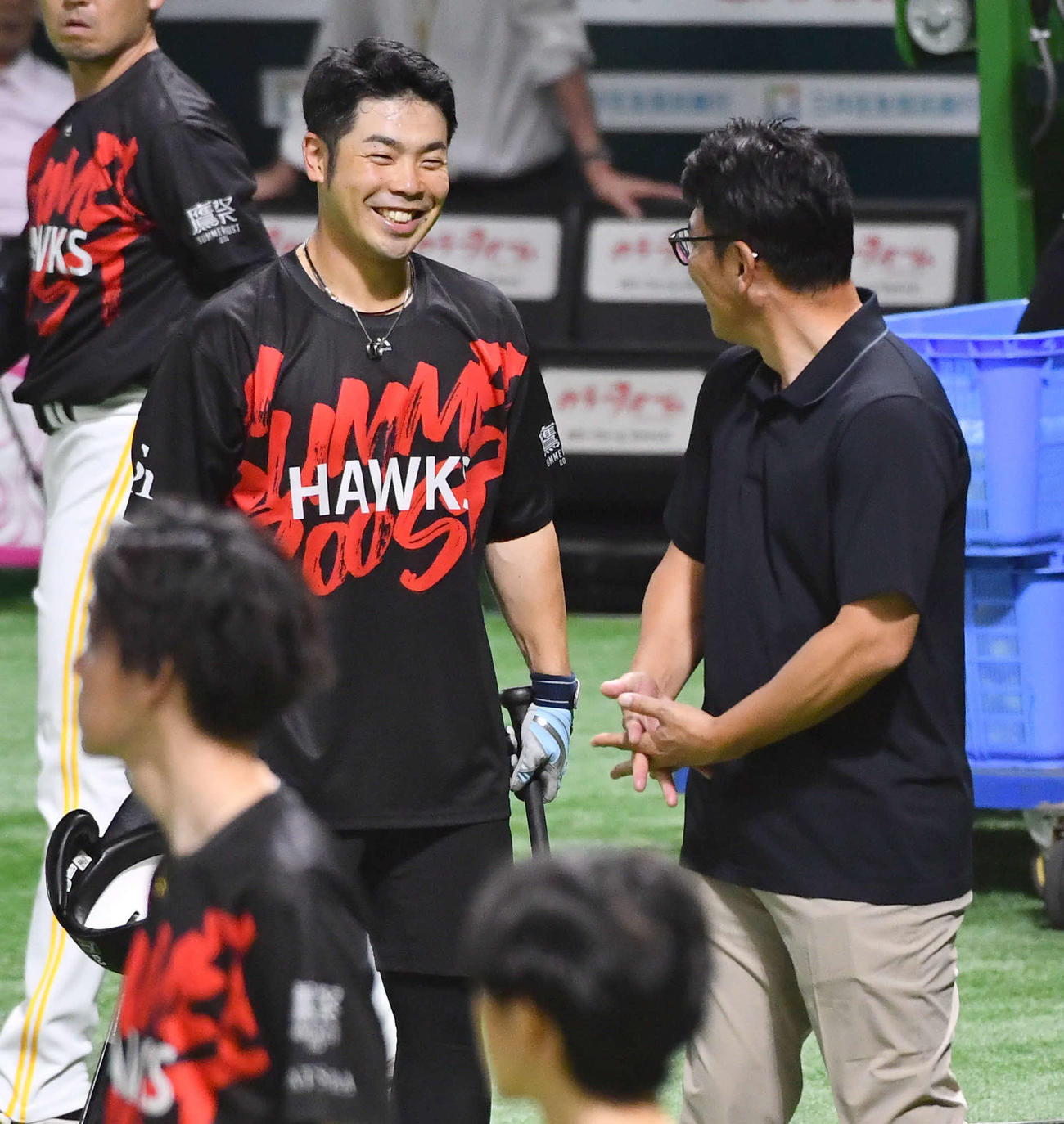 ソフトバンク対ロッテ　試合前、視察に訪れた侍ジャパン井端監督（右）と笑顔で話すソフトバンク近藤（撮影・岩下翔太）