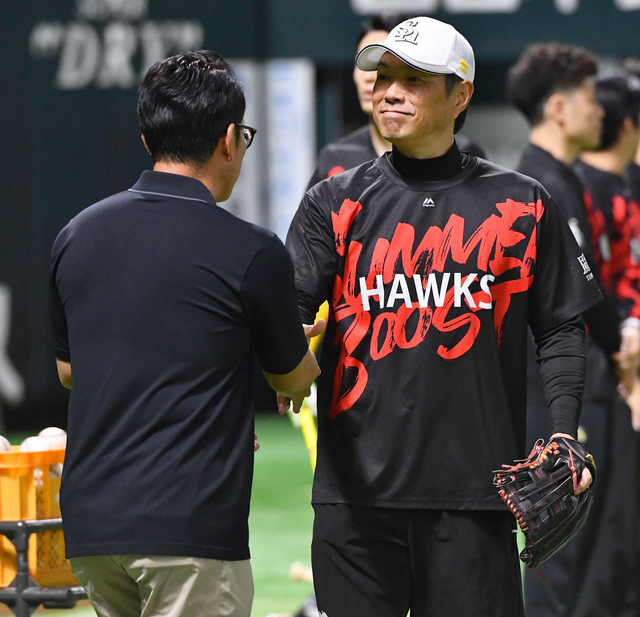 ソフトバンク対ロッテ　試合前、視察に訪れた侍ジャパン井端監督（左）と握手を交わすソフトバンク小久保監督（撮影・岩下翔太）