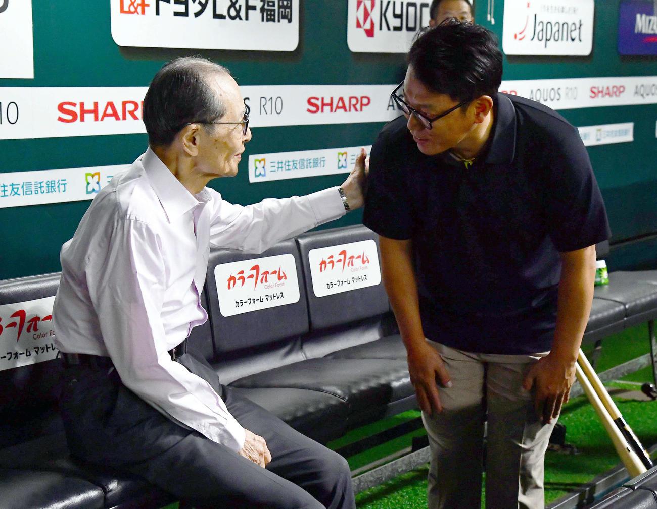 ソフトバンク対ロッテ　試合前、ソフトバンク王球団会長（左）にあいさつする侍ジャパン井端監督（撮影・岩下翔太）