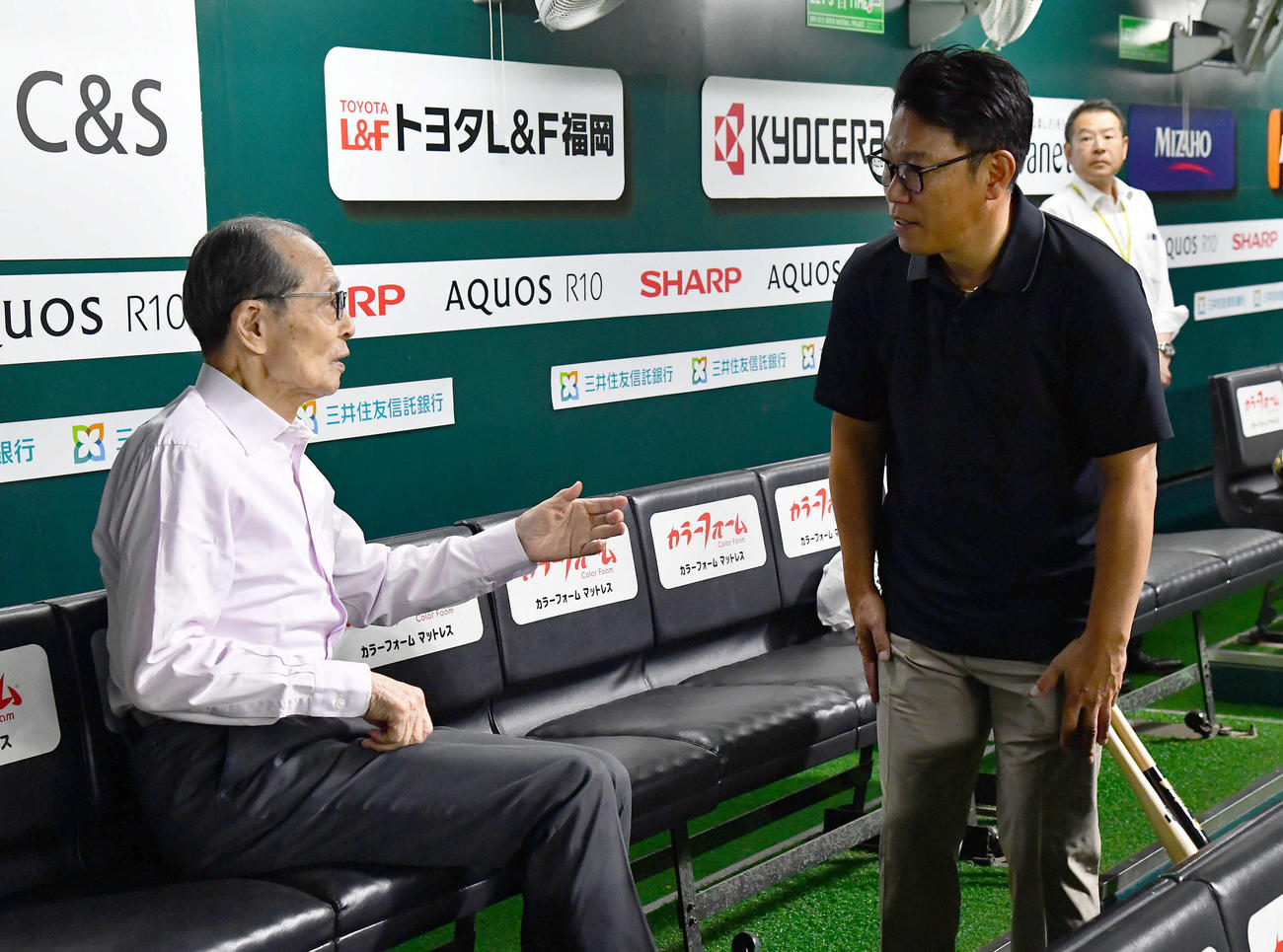 ソフトバンク対ロッテ　試合前、ソフトバンク王球団会長（左）と話す侍ジャパン井端監督（撮影・岩下翔太）
