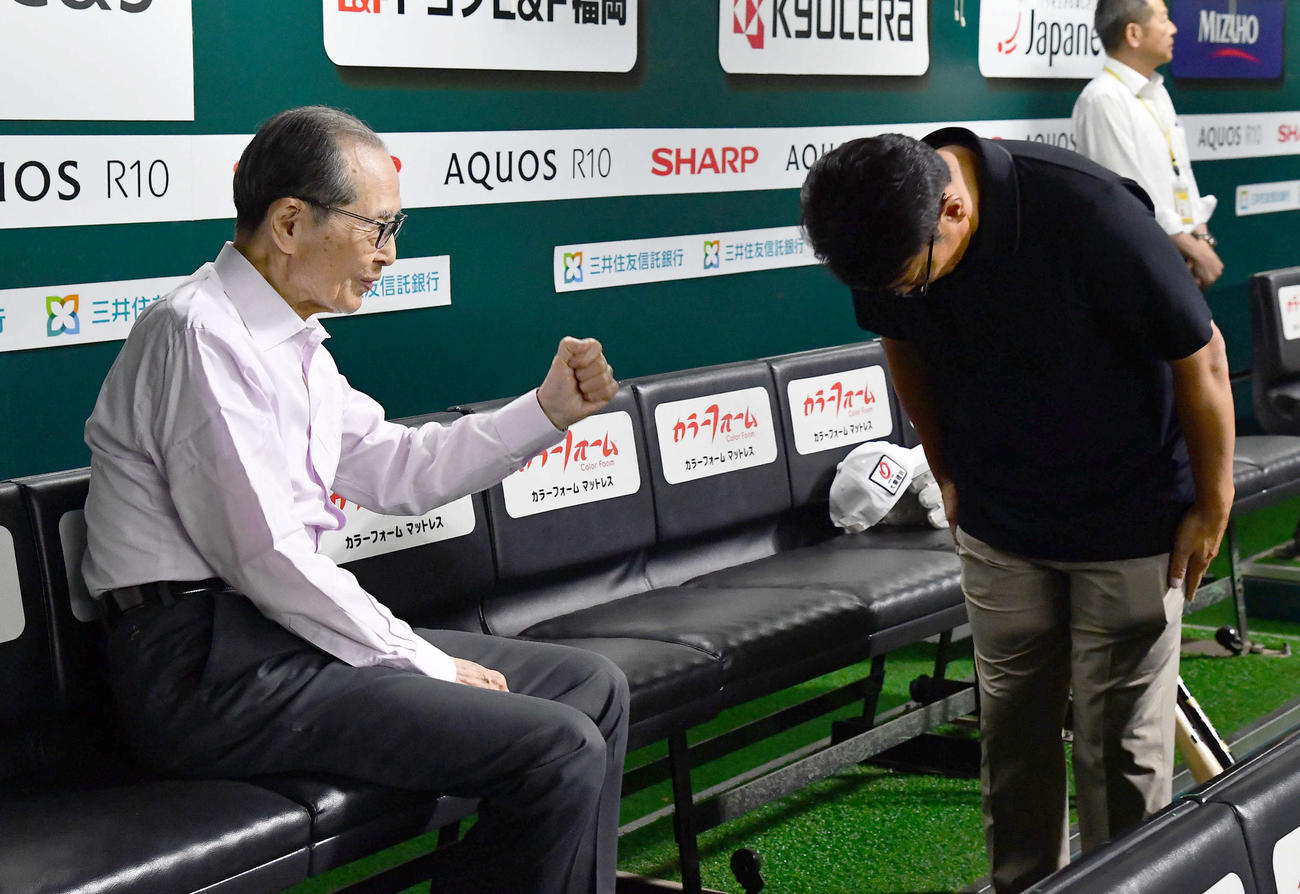 ソフトバンク対ロッテ　試合前、ソフトバンク王球団会長（左）の激励を受ける侍ジャパン井端監督（撮影・岩下翔太）