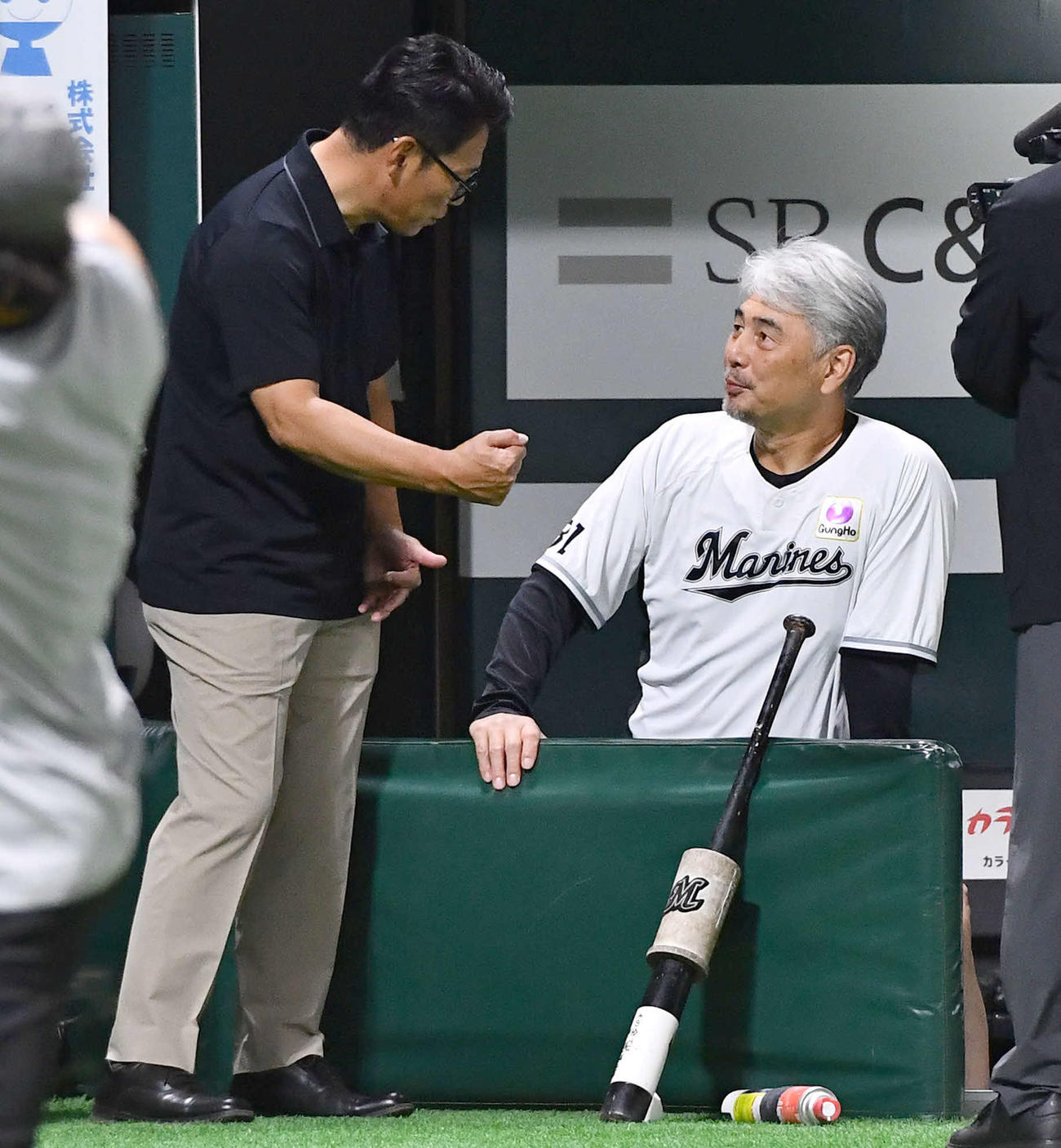 ソフトバンク対ロッテ　試合前、ロッテ吉井監督（右）と話す侍ジャパン井端監督（撮影・岩下翔太）