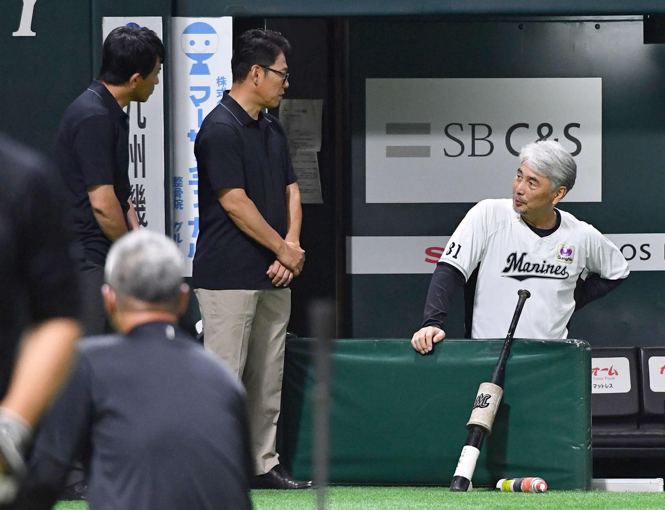 ソフトバンク対ロッテ　試合前、ロッテ吉井監督（右）と話す、左から侍ジャパン松田コーチと井端監督（撮影・岩下翔太）