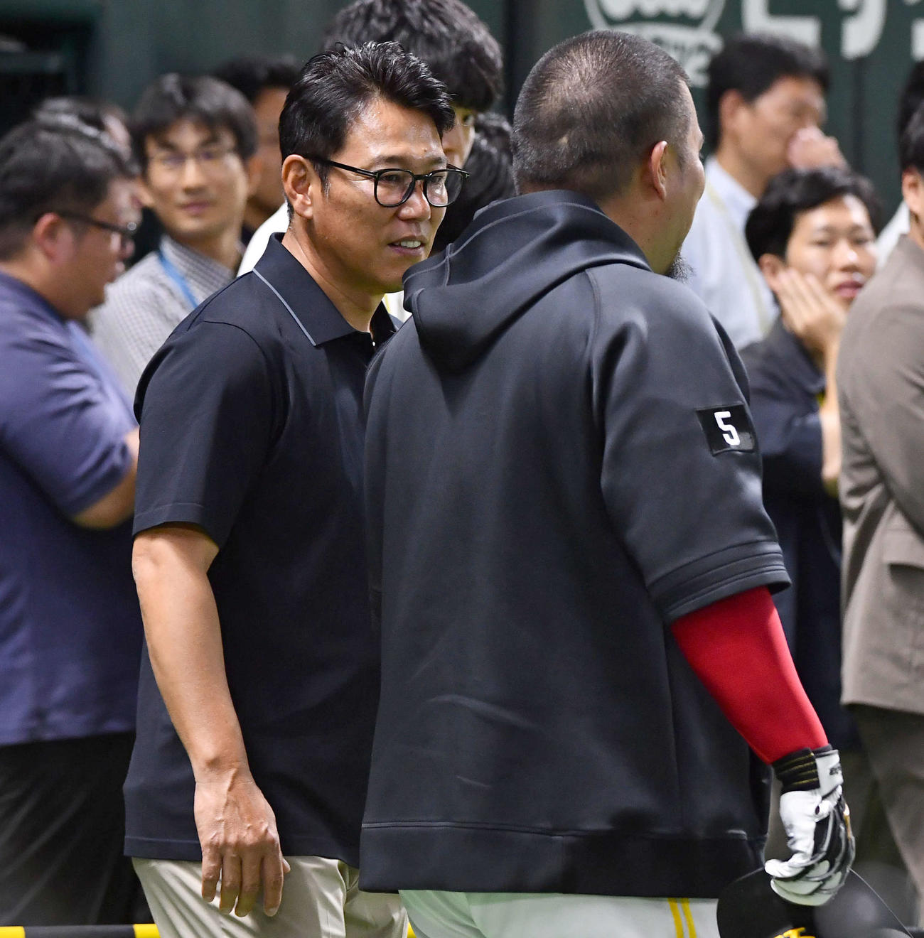 ソフトバンク対ロッテ　試合前、ソフトバンク山川（右）と話す侍ジャパン井端監督（撮影・岩下翔太）