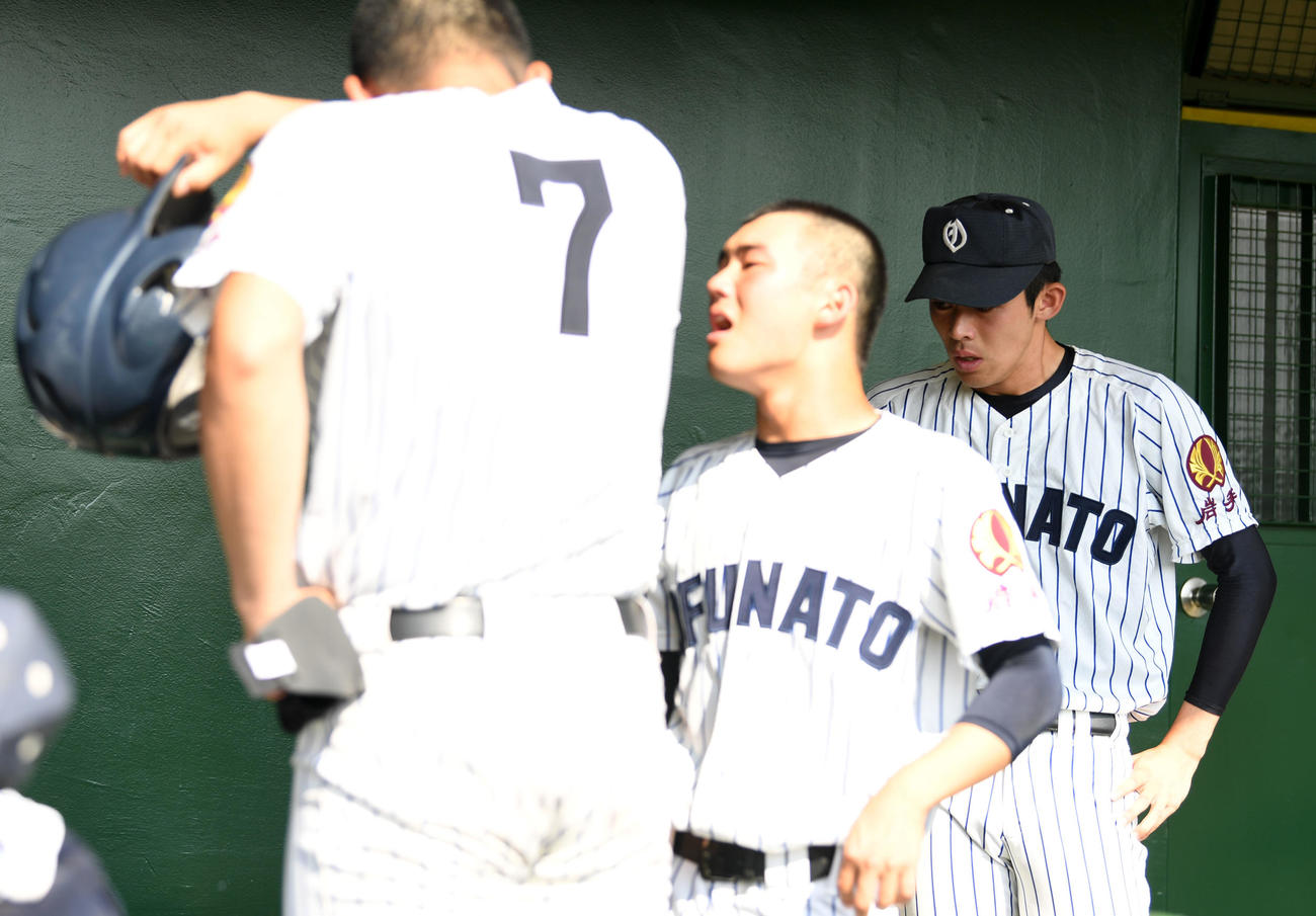 2019年7月25日、花巻東対大船渡　チームメートが悔し涙を流す中、懸命に涙をこらえる大船渡・佐々木朗希（右）