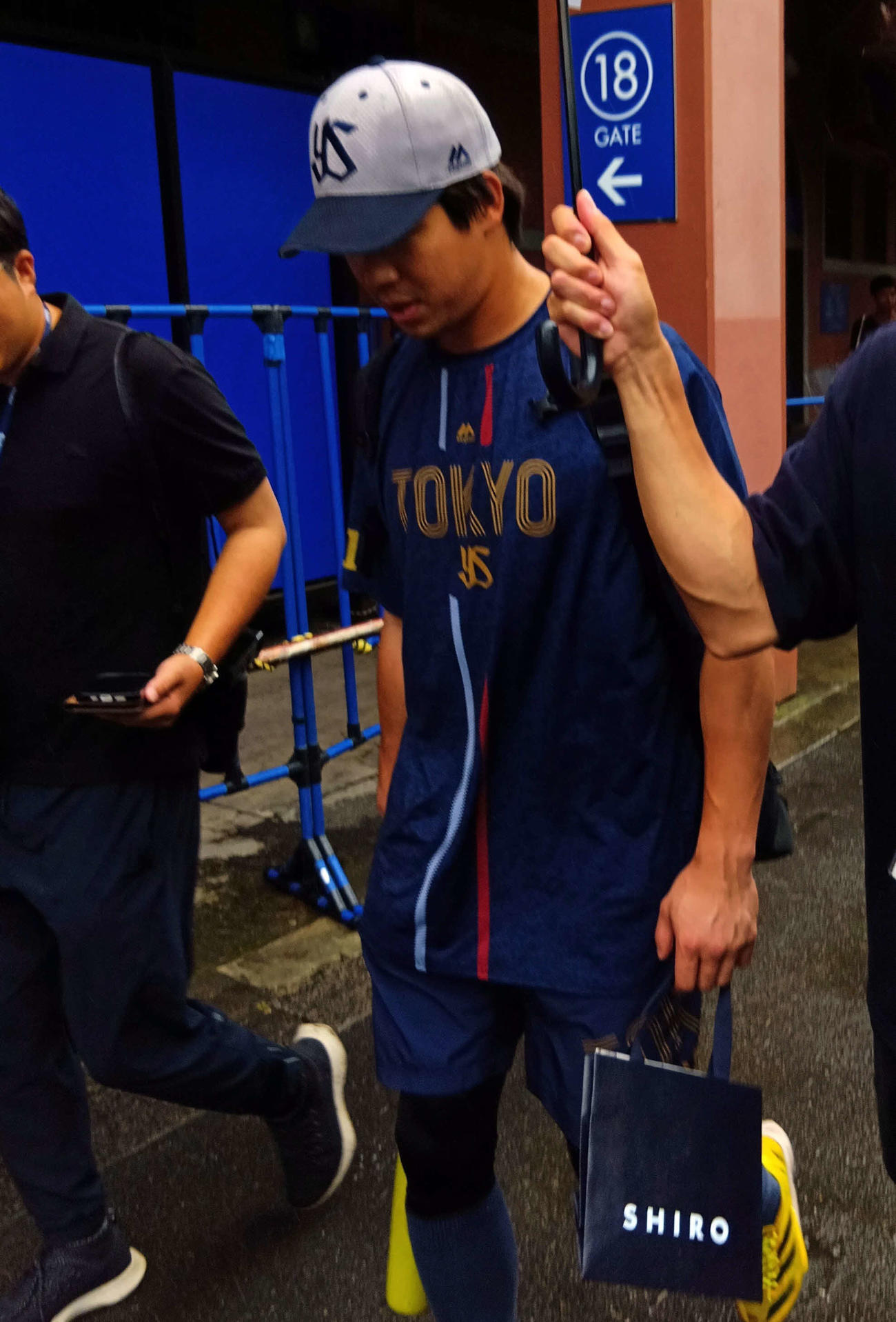練習後、記者に囲まれながらクラブハウスに戻るヤクルト山田（撮影・上田悠太）
