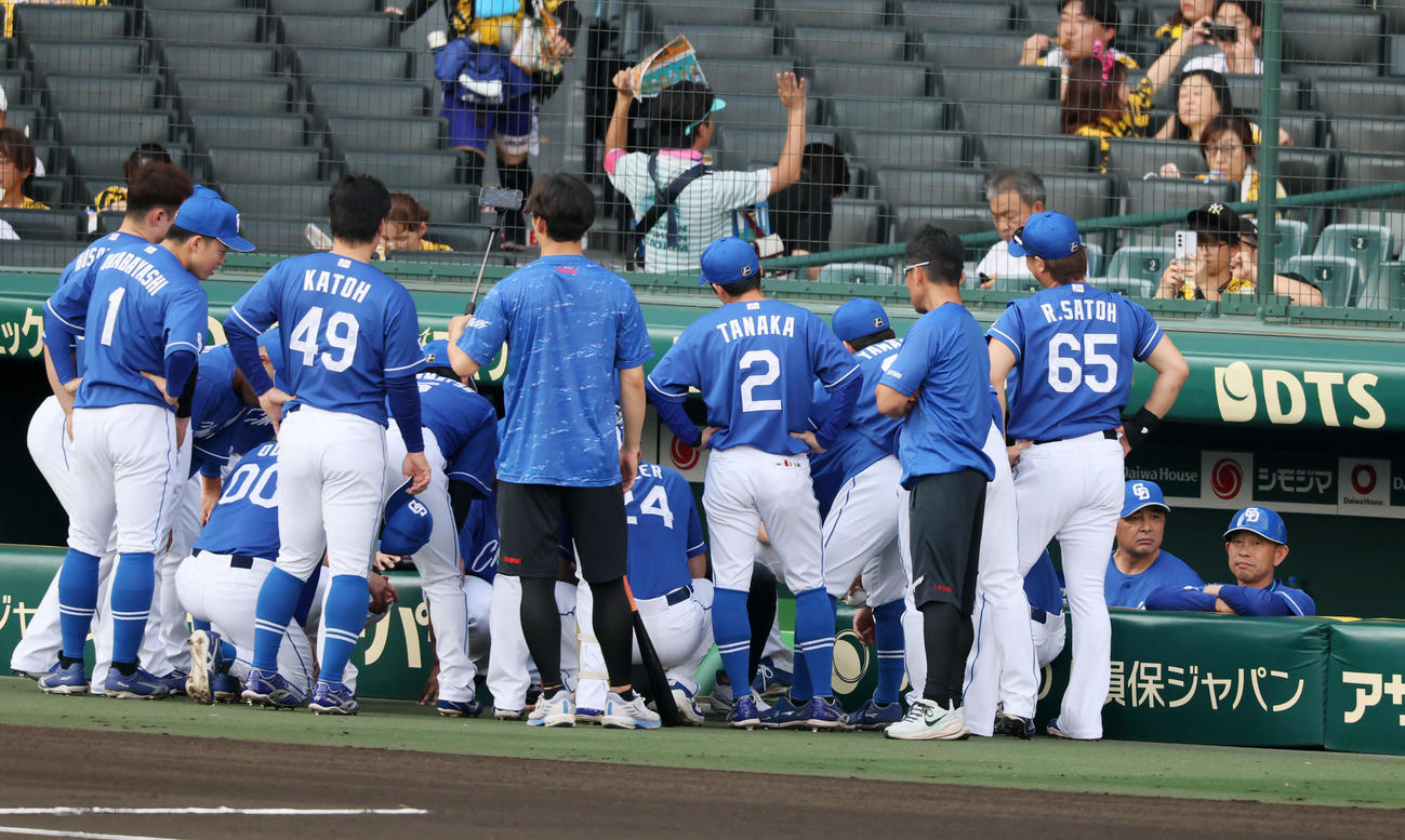 阪神対中日　試合前の円陣を組む中日ナイン（撮影・加藤哉）