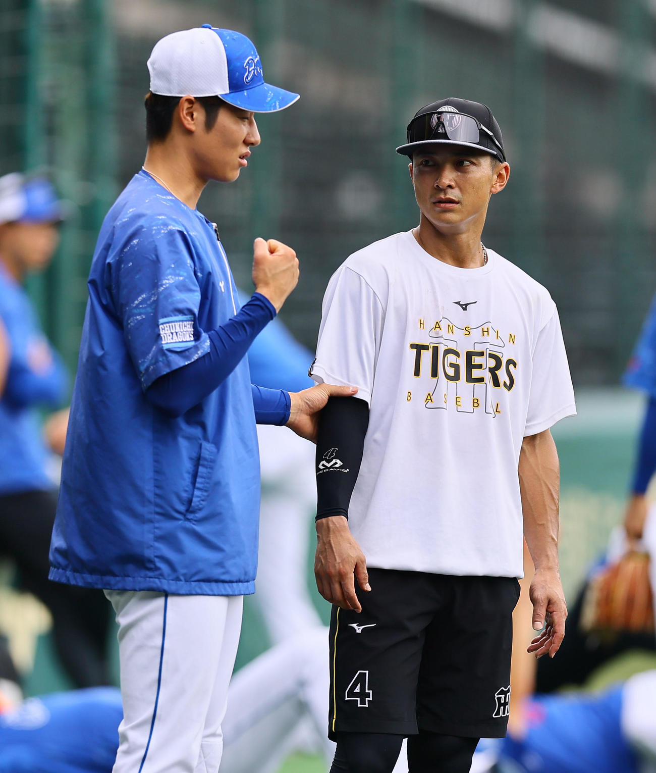 阪神対中日　話しをする中日上林（左）と阪神熊谷（撮影・藤尾明華）