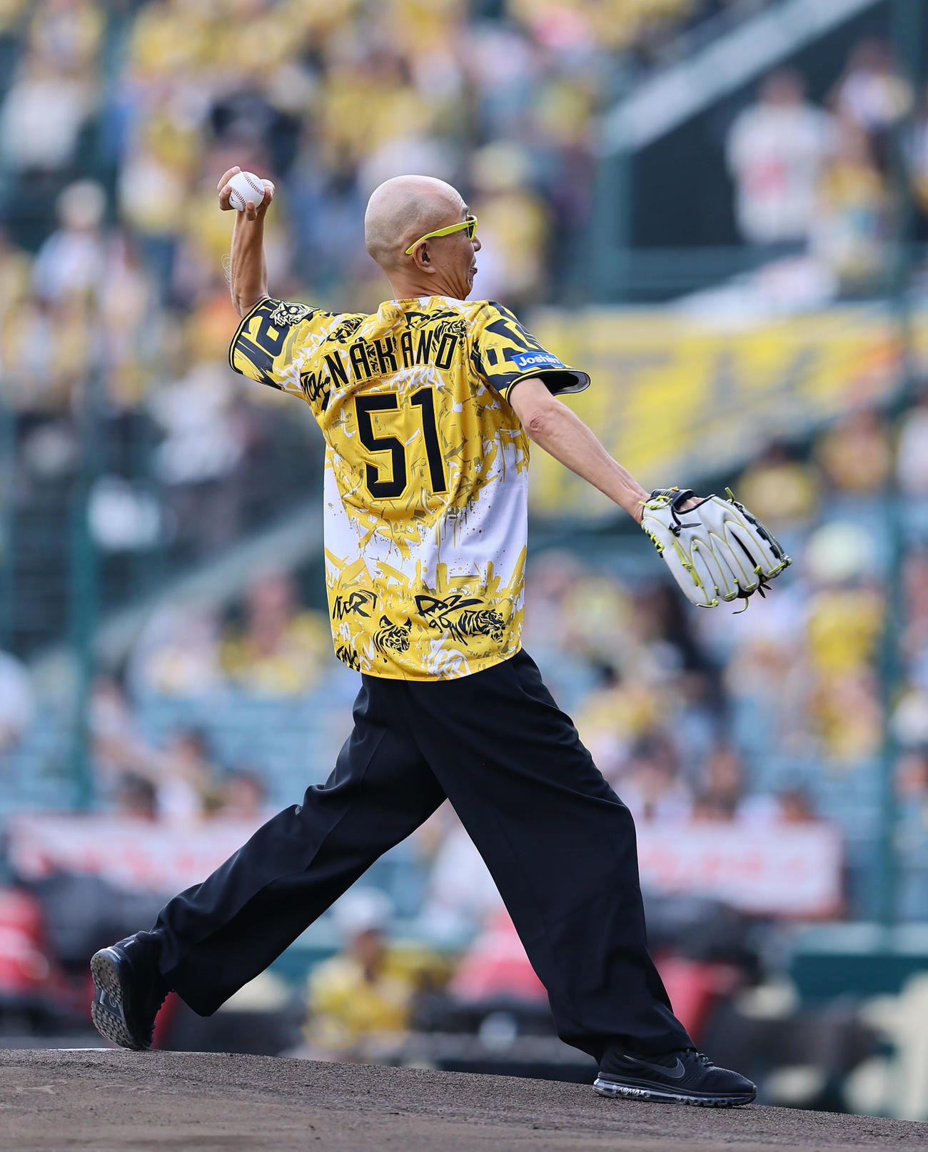 阪神対中日　ファーストピッチを務めたサンプラザ中野くん（撮影・藤尾明華）