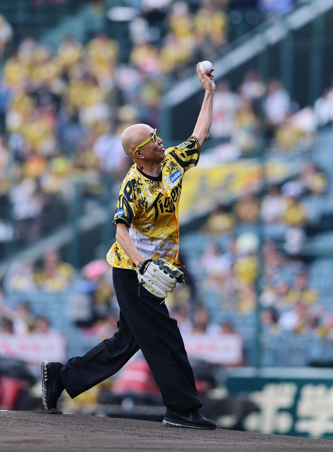 阪神対中日　ファーストピッチを務めたサンプラザ中野くん（撮影・藤尾明華）