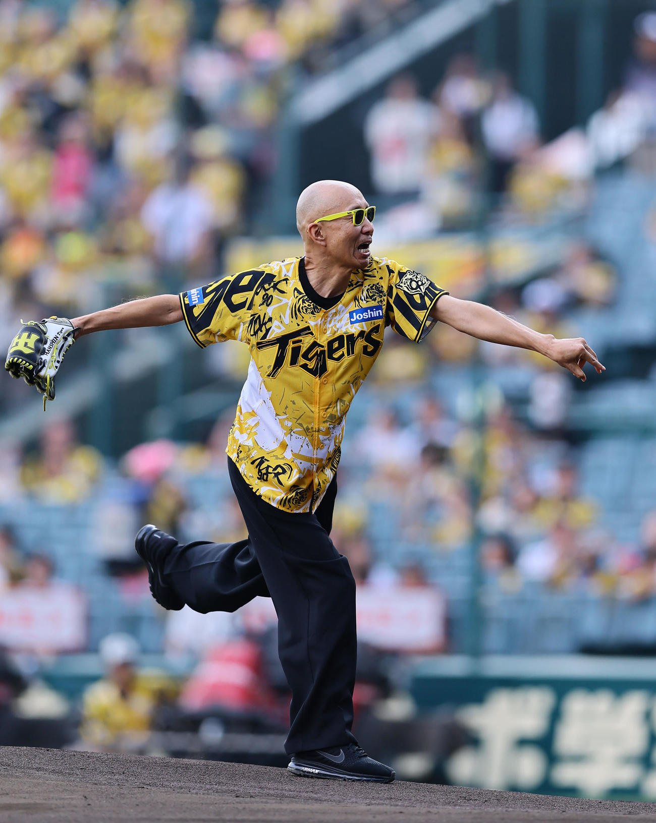 阪神対中日　ファーストピッチを務めたサンプラザ中野くん（撮影・藤尾明華）