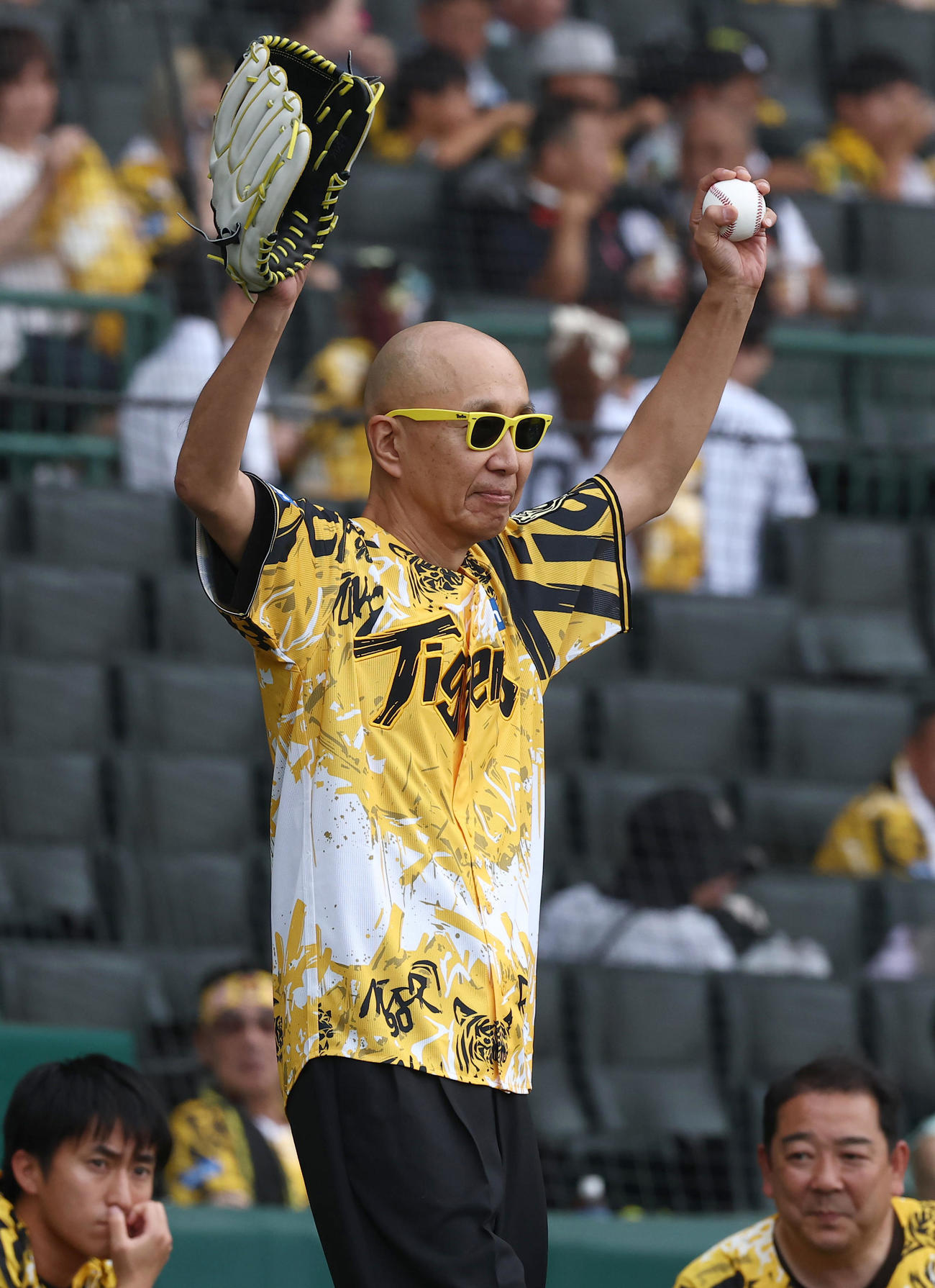 阪神対中日　ファーストピッチセレモニーを務めるサンプラザ中野くん（撮影・上田博志）