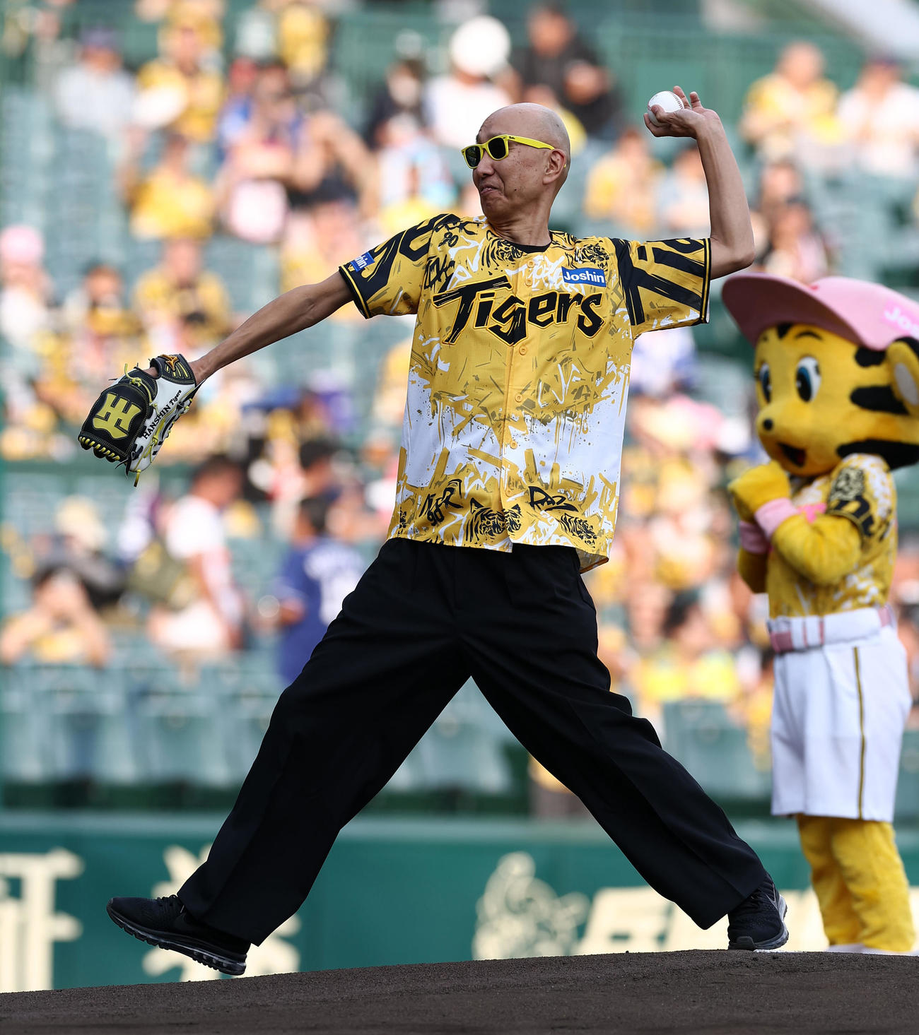 阪神対中日　ファーストピッチセレモニーを務めるサンプラザ中野くん（撮影・上田博志）