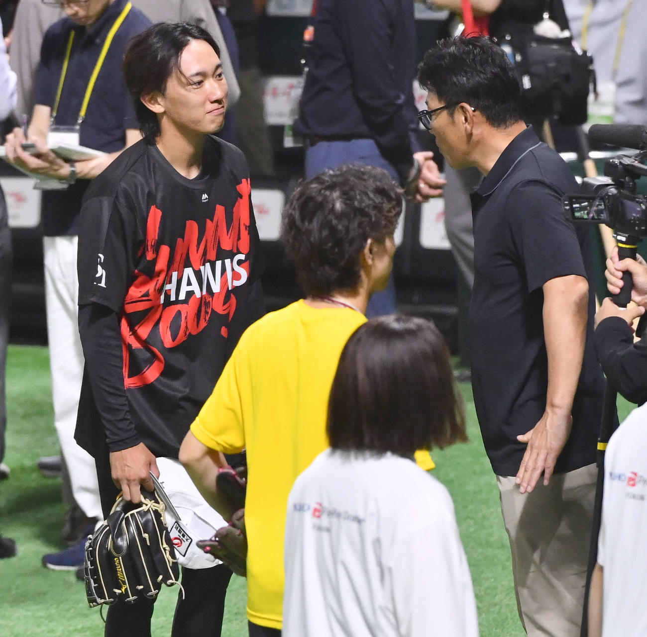 ソフトバンク対ロッテ　試合前、視察に訪れた侍ジャパン井端監督（右）と話すソフトバンク大津（撮影・岩下翔太）