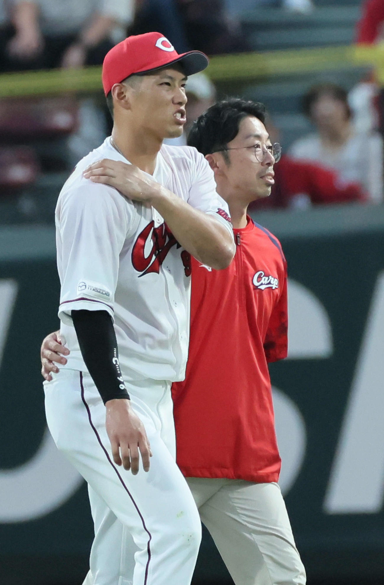 広島対DeNA 4回表DeNA2死一、二塁、京田の右適時打で捕球に向かった中村奨は怪我をする（撮影・加藤孝規）