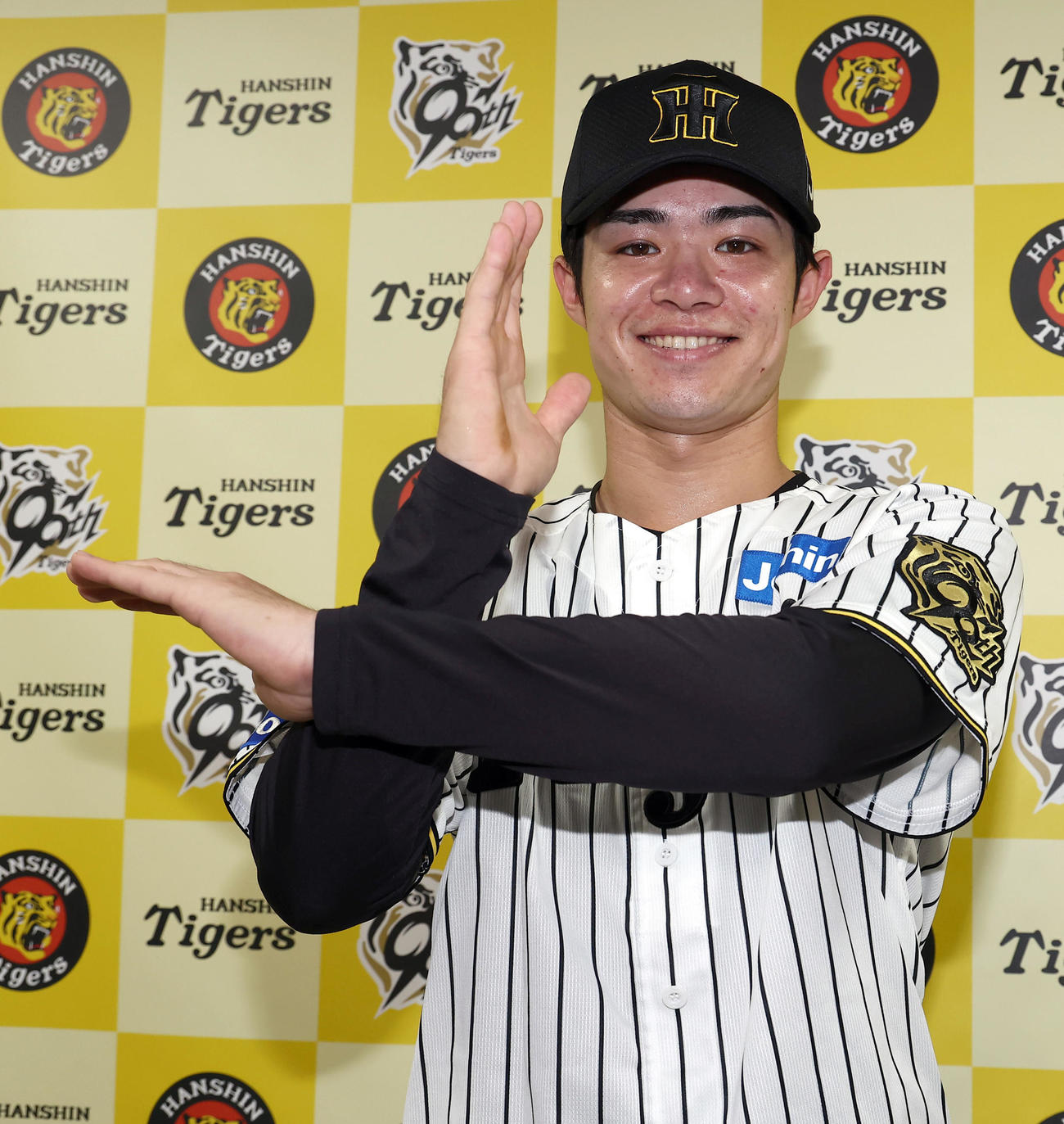 「マイナビオールスターゲーム2025」プラスワン投票で選出された中野はプラスポーズで笑顔を見せる（撮影・上田博志）