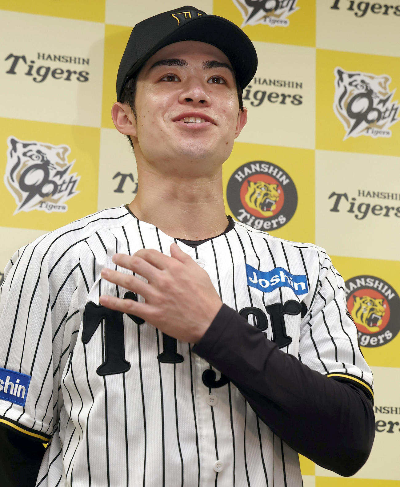 阪神対中日　「マイナビオールスターゲーム2025」プラスワン投票で選出された中野は笑顔で会見する（撮影・上田博志）