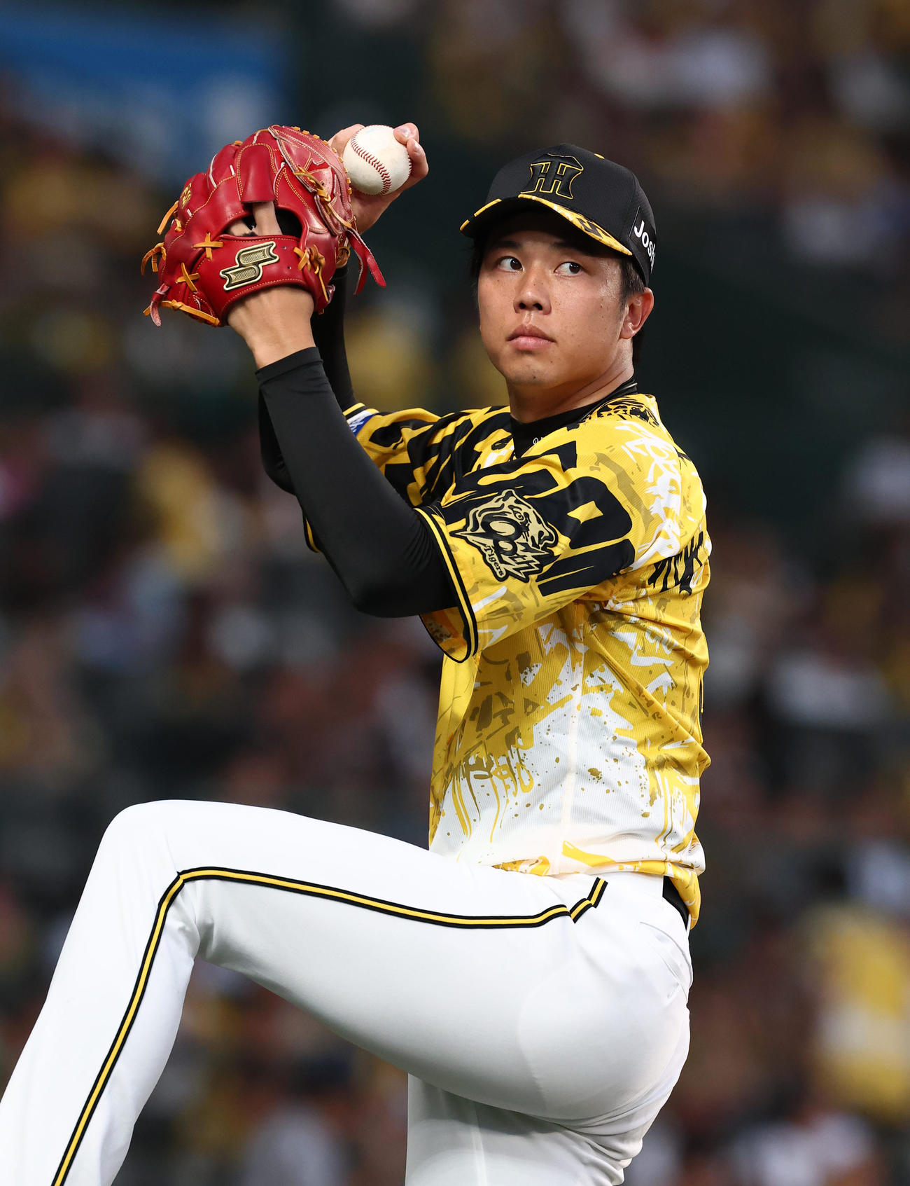 阪神対中日　ベンチ前で投球練習をする才木（撮影・上田博志）