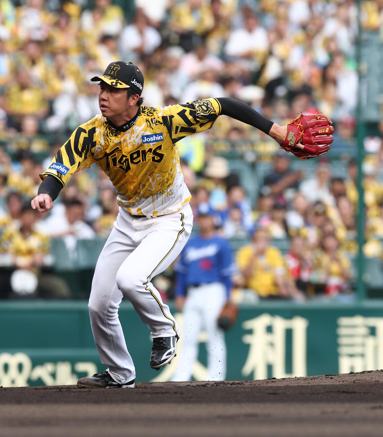 阪神対中日　1回表中日2死、上林誠知を一ゴロに打ち取りベースカバーに向かう才木浩人（撮影・上田博志）