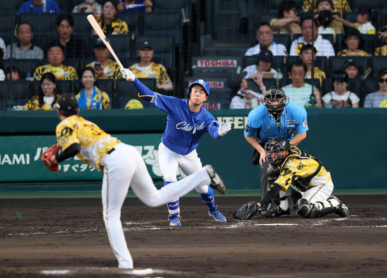 阪神対中日　4回表中日無死、三振に倒れる岡林。投手才木（撮影・加藤哉）