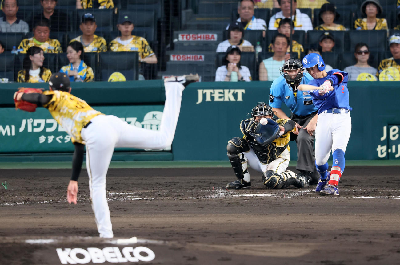 阪神対中日　4回表中日1死、三振に倒れる田中。投手才木（撮影・加藤哉）
