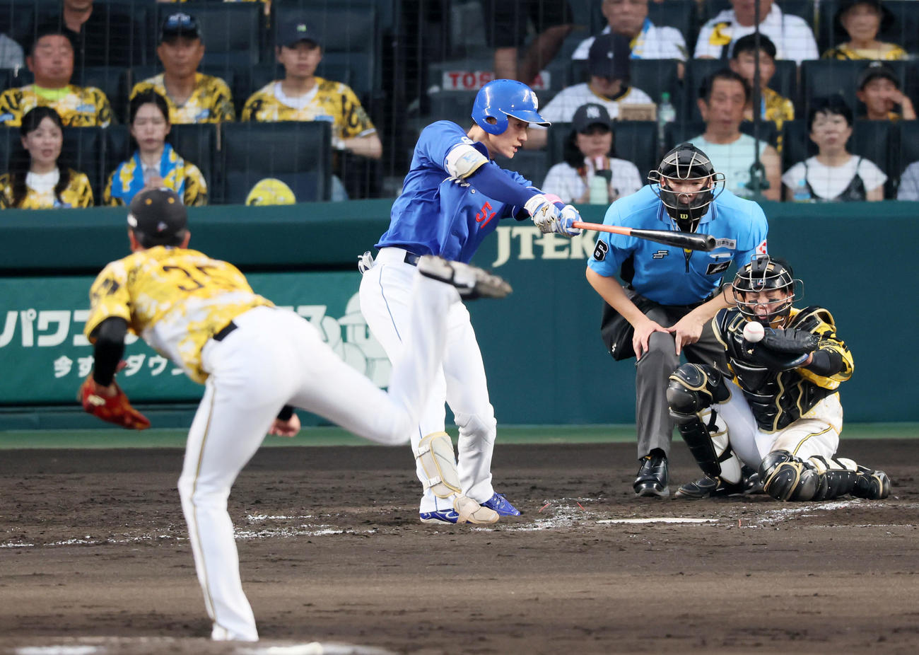 阪神対中日　4回表中日2死、遊ゴロに倒れる上林。投手才木（撮影・加藤哉）