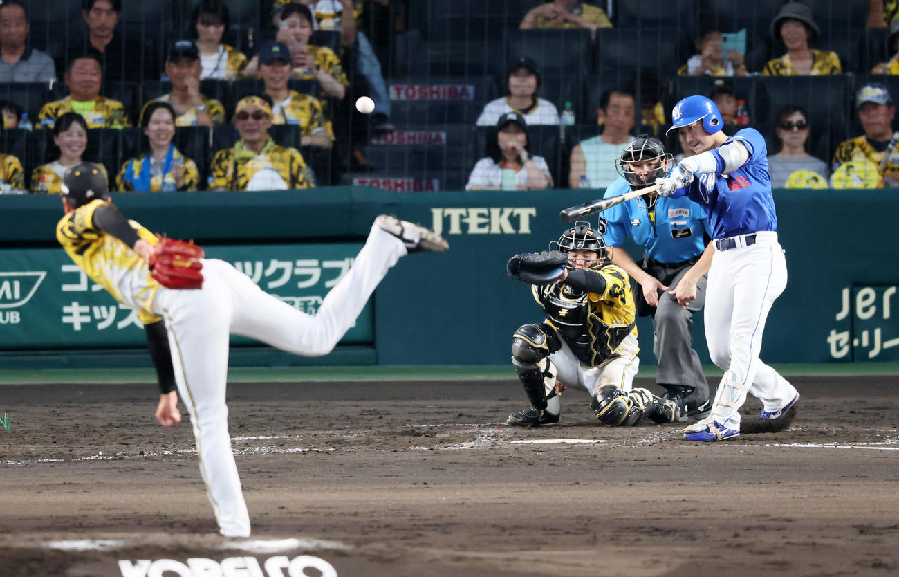 阪神対中日　5回表中日2死、山本は中前打を放つ。投手才木（撮影・加藤哉）