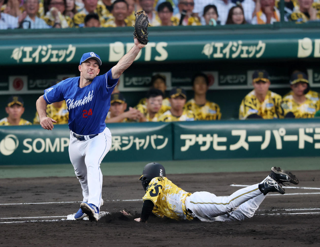 阪神対中日　3回裏阪神1死一塁、一塁走者梅野は近本の二直で帰塁出来ず併殺となる。一塁手ボスラー（撮影・加藤哉）