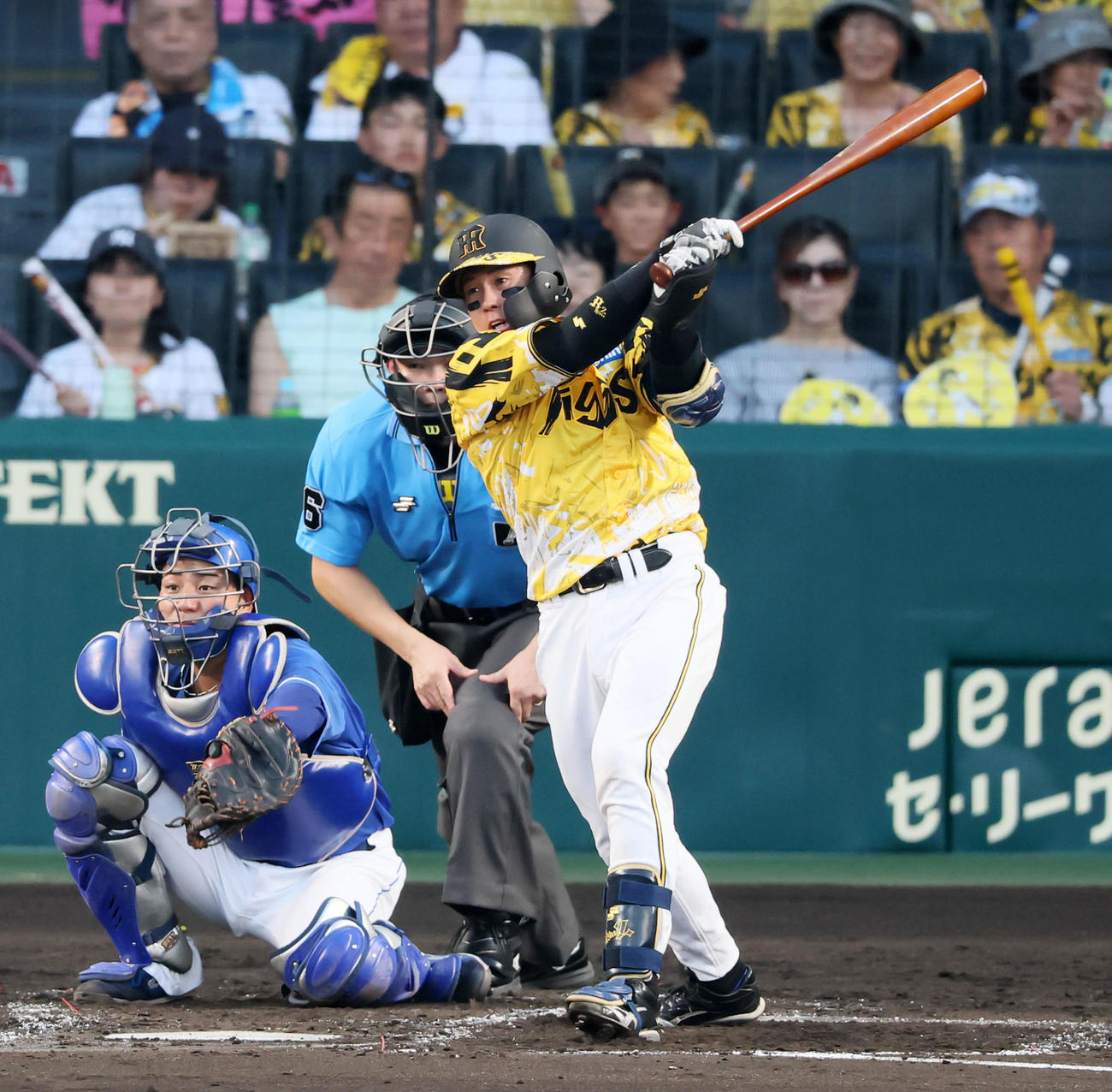 阪神対中日　3回裏阪神無死、梅野は右前打を放つ（撮影・加藤哉）